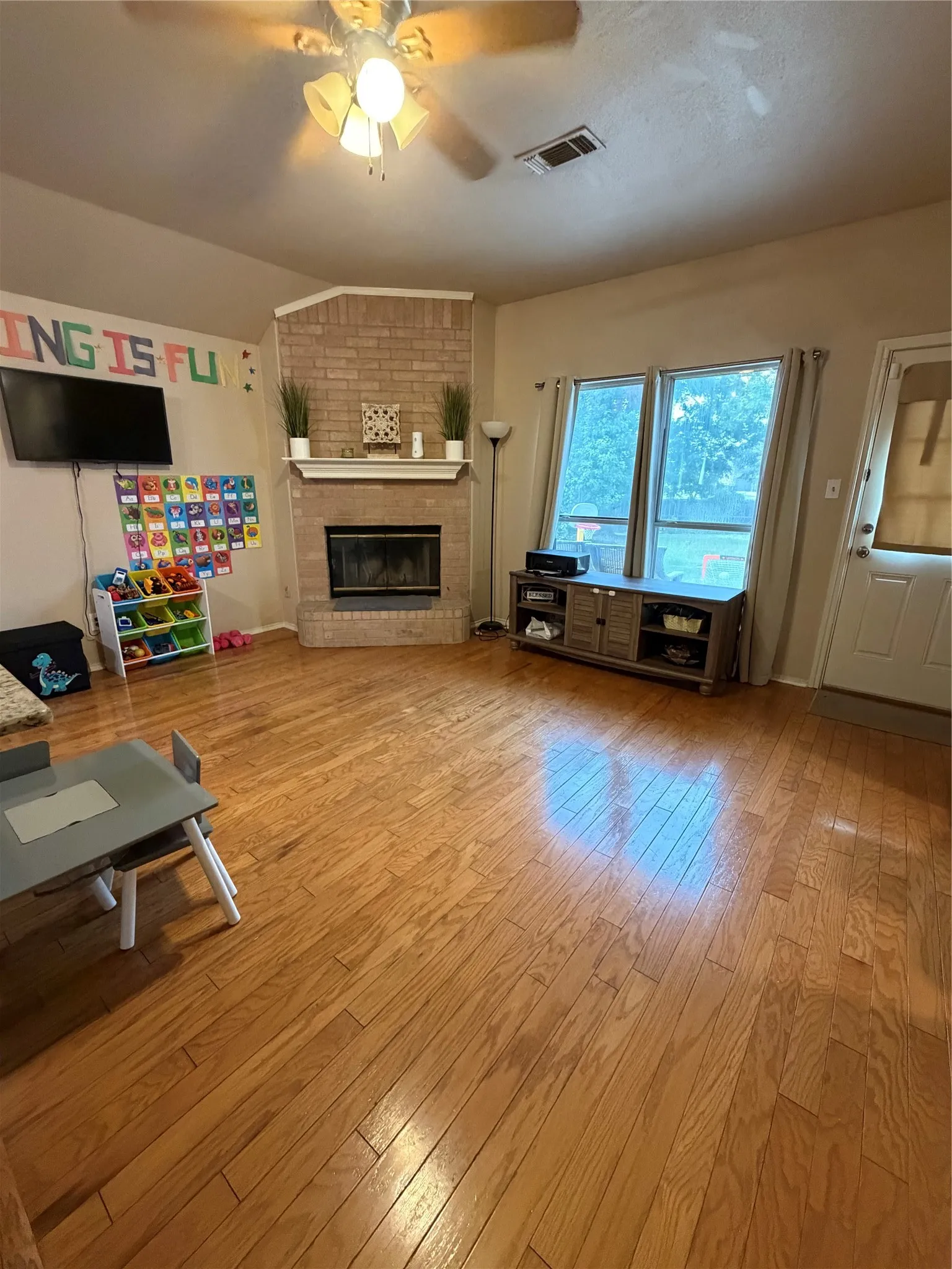 Single Family Residence For Sale in Dallas County , 1013 Wentwood Drive, De Soto, Texas 75115, 3 Bedroom, 2 Bathroom, 2 Garage spaces, 1,714 Sqft, built in 1994, mls#21399407, Real Estate Agent in De Soto, Homes For Sale in Dallas county, Homes For Sale in De Soto, Realtor in De Soto Texas, Real Estate Brokerage Independent Realty Texas, Luminita Cordes Realtor
