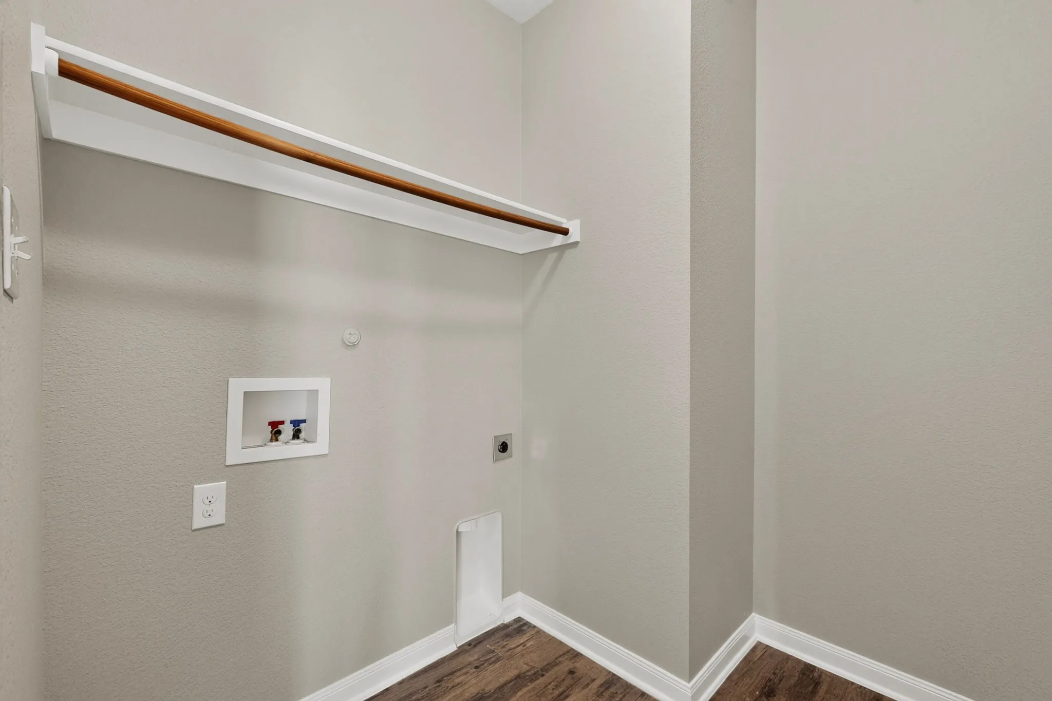 Single Family Residence For Sale in Dallas County , 2939 Saint Bernard Drive, Dallas, Texas 75233, 4 Bedroom, 2 Bathroom, 2 Garage spaces, 1,797 Sqft, built in 2016, mls#21399425, Real Estate Agent in Dallas, Homes For Sale in Dallas county, Homes For Sale in Dallas, Realtor in Dallas Texas, Real Estate Brokerage Independent Realty Texas, Luminita Cordes Realtor