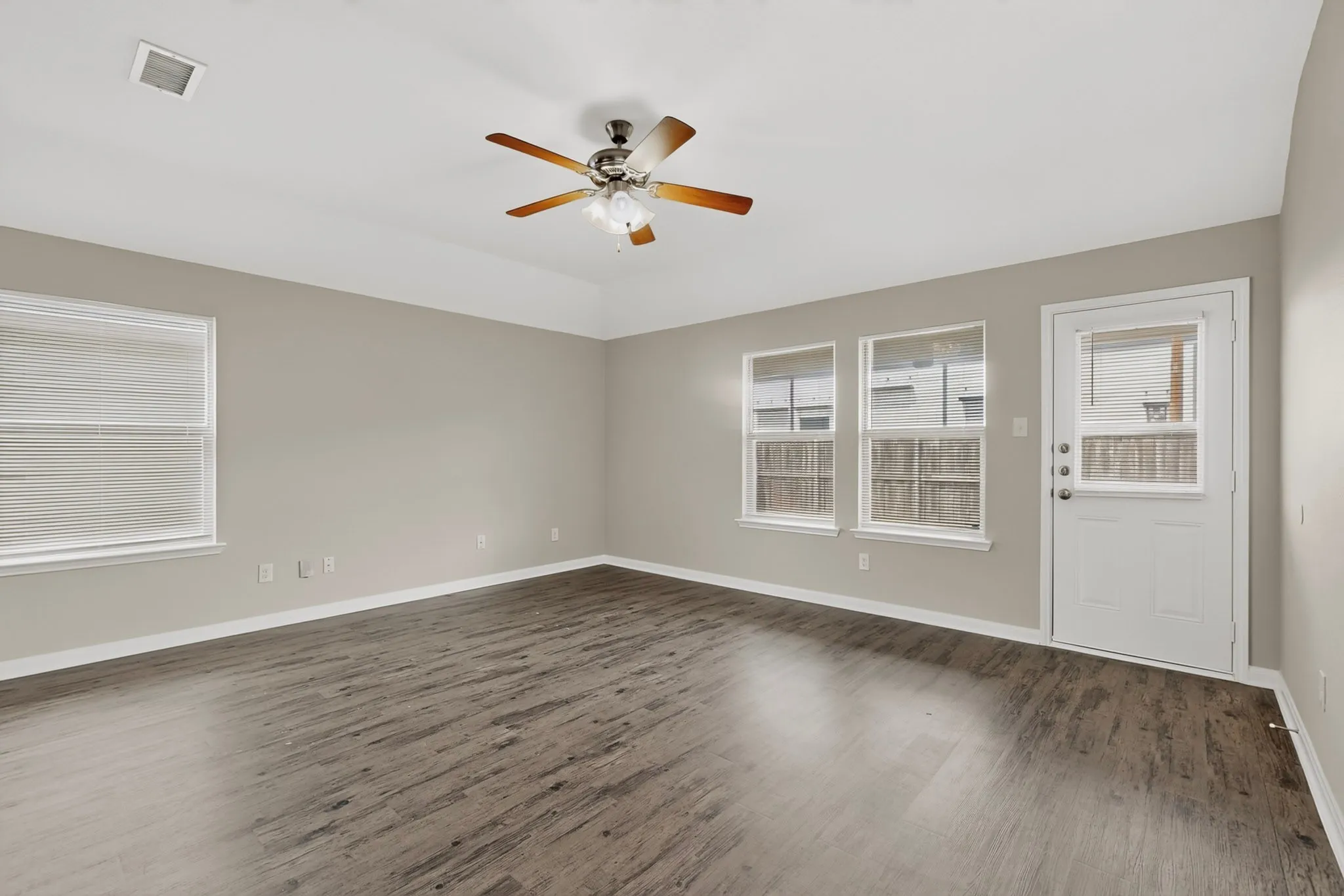 Single Family Residence For Sale in Dallas County , 2939 Saint Bernard Drive, Dallas, Texas 75233, 4 Bedroom, 2 Bathroom, 2 Garage spaces, 1,797 Sqft, built in 2016, mls#21399425, Real Estate Agent in Dallas, Homes For Sale in Dallas county, Homes For Sale in Dallas, Realtor in Dallas Texas, Real Estate Brokerage Independent Realty Texas, Luminita Cordes Realtor