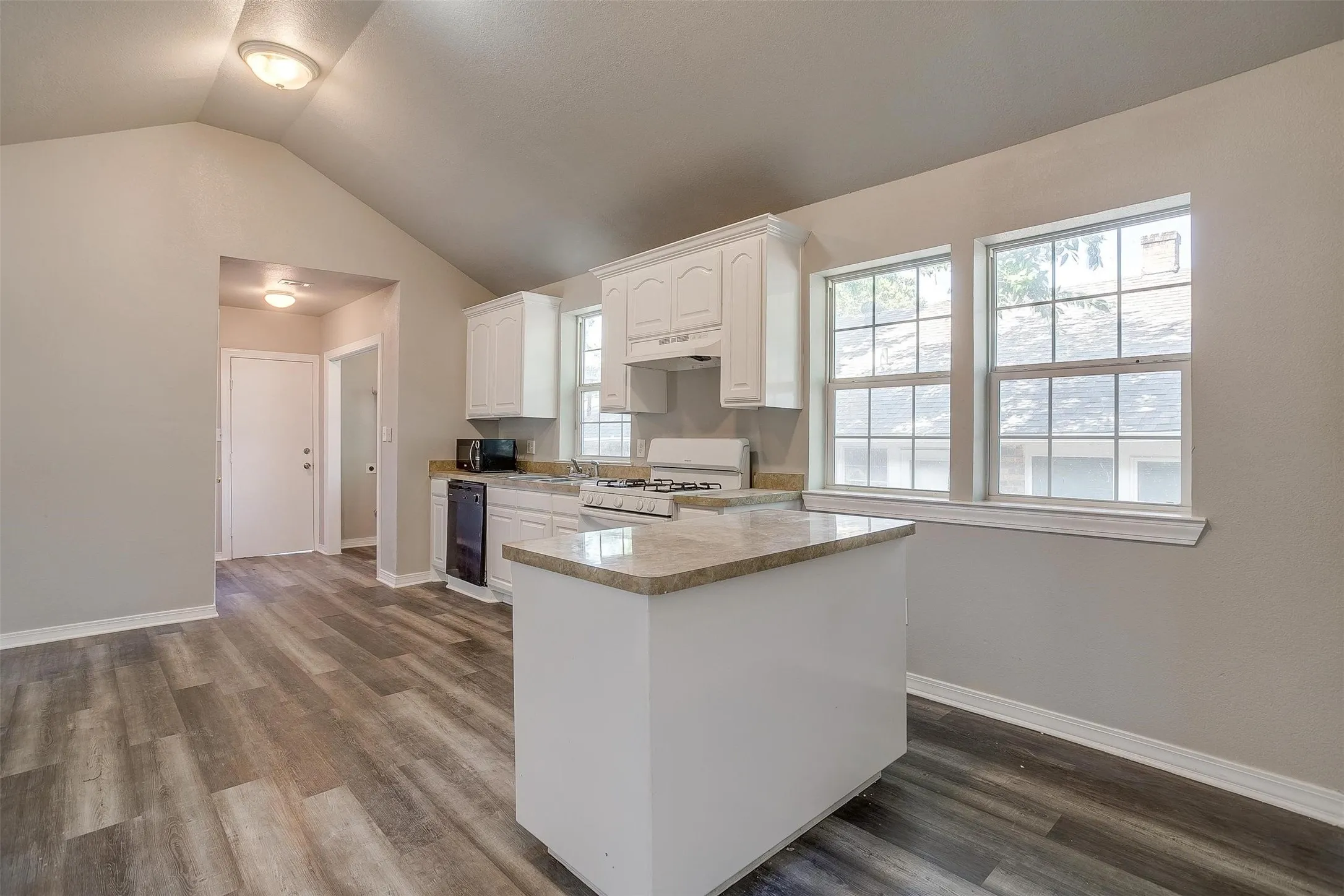 Single Family Residence For Rent in Tarrant County , 2620 Wilkinson Avenue, Fort Worth, Texas 76103, 2 Bedroom, 1 Bathroom, Garage spaces, 1,316 Sqft, built in 1928, mls#21398884, Real Estate Agent in Fort Worth, Homes For Rent in Tarrant county, Homes For Rent in Fort Worth, Realtor in Fort Worth Texas, Real Estate Brokerage Independent Realty Texas, Luminita Cordes Realtor