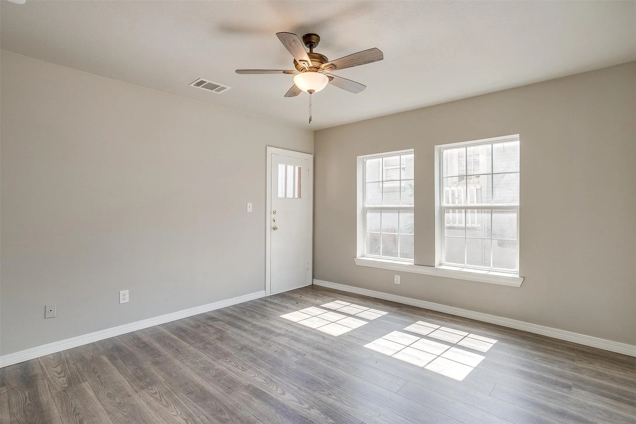 Single Family Residence For Rent in Tarrant County , 2620 Wilkinson Avenue, Fort Worth, Texas 76103, 2 Bedroom, 1 Bathroom, Garage spaces, 1,316 Sqft, built in 1928, mls#21398884, Real Estate Agent in Fort Worth, Homes For Rent in Tarrant county, Homes For Rent in Fort Worth, Realtor in Fort Worth Texas, Real Estate Brokerage Independent Realty Texas, Luminita Cordes Realtor