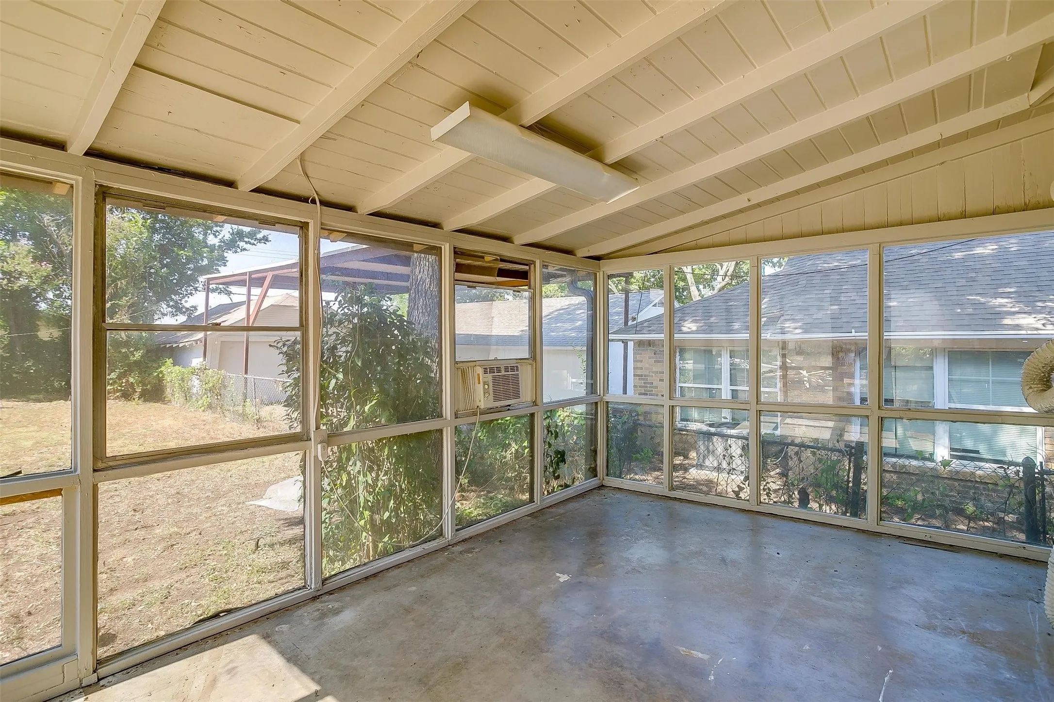 Single Family Residence For Rent in Tarrant County , 2620 Wilkinson Avenue, Fort Worth, Texas 76103, 2 Bedroom, 1 Bathroom, Garage spaces, 1,316 Sqft, built in 1928, mls#21398884, Real Estate Agent in Fort Worth, Homes For Rent in Tarrant county, Homes For Rent in Fort Worth, Realtor in Fort Worth Texas, Real Estate Brokerage Independent Realty Texas, Luminita Cordes Realtor
