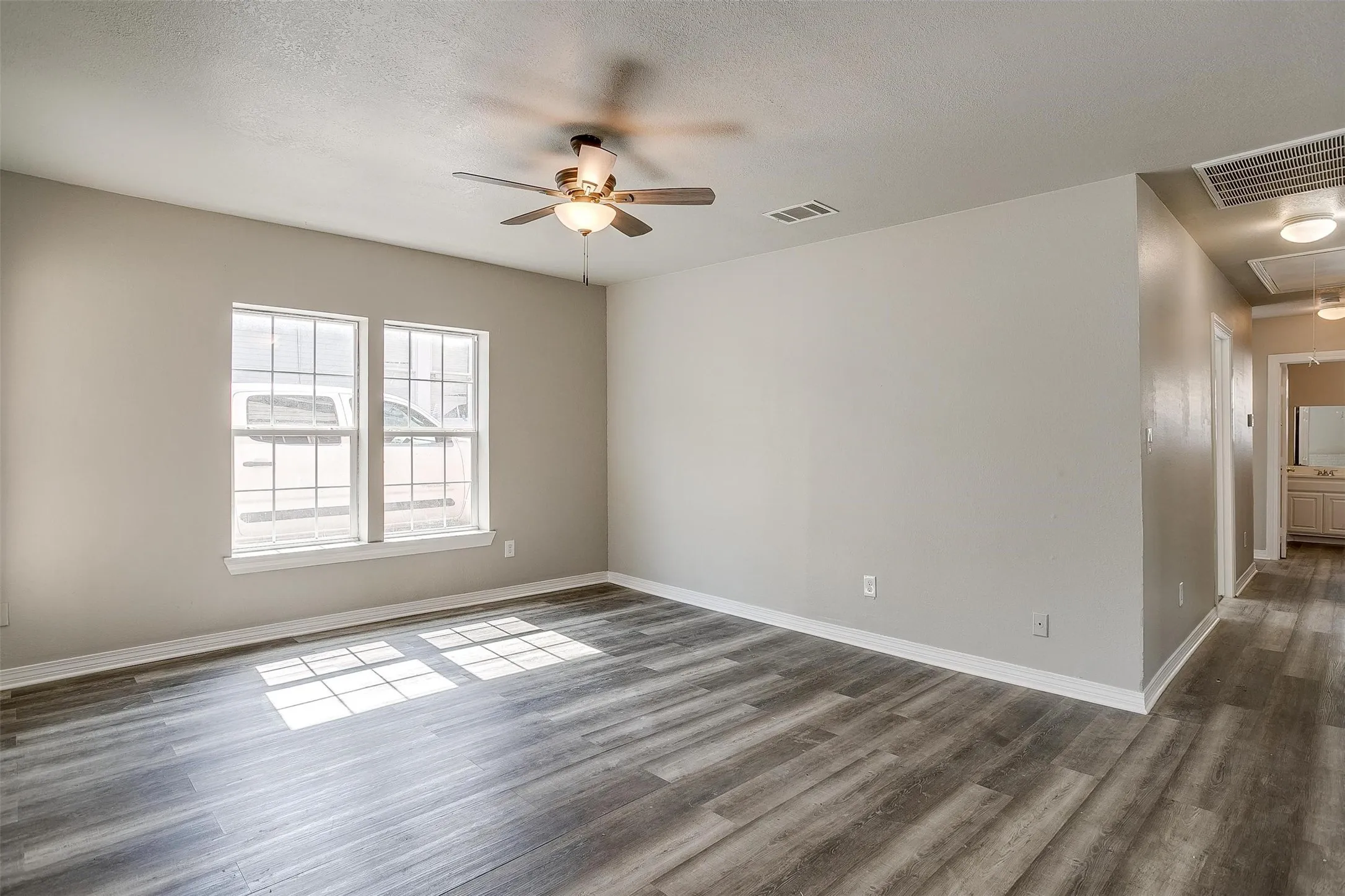 Single Family Residence For Rent in Tarrant County , 2620 Wilkinson Avenue, Fort Worth, Texas 76103, 2 Bedroom, 1 Bathroom, Garage spaces, 1,316 Sqft, built in 1928, mls#21398884, Real Estate Agent in Fort Worth, Homes For Rent in Tarrant county, Homes For Rent in Fort Worth, Realtor in Fort Worth Texas, Real Estate Brokerage Independent Realty Texas, Luminita Cordes Realtor