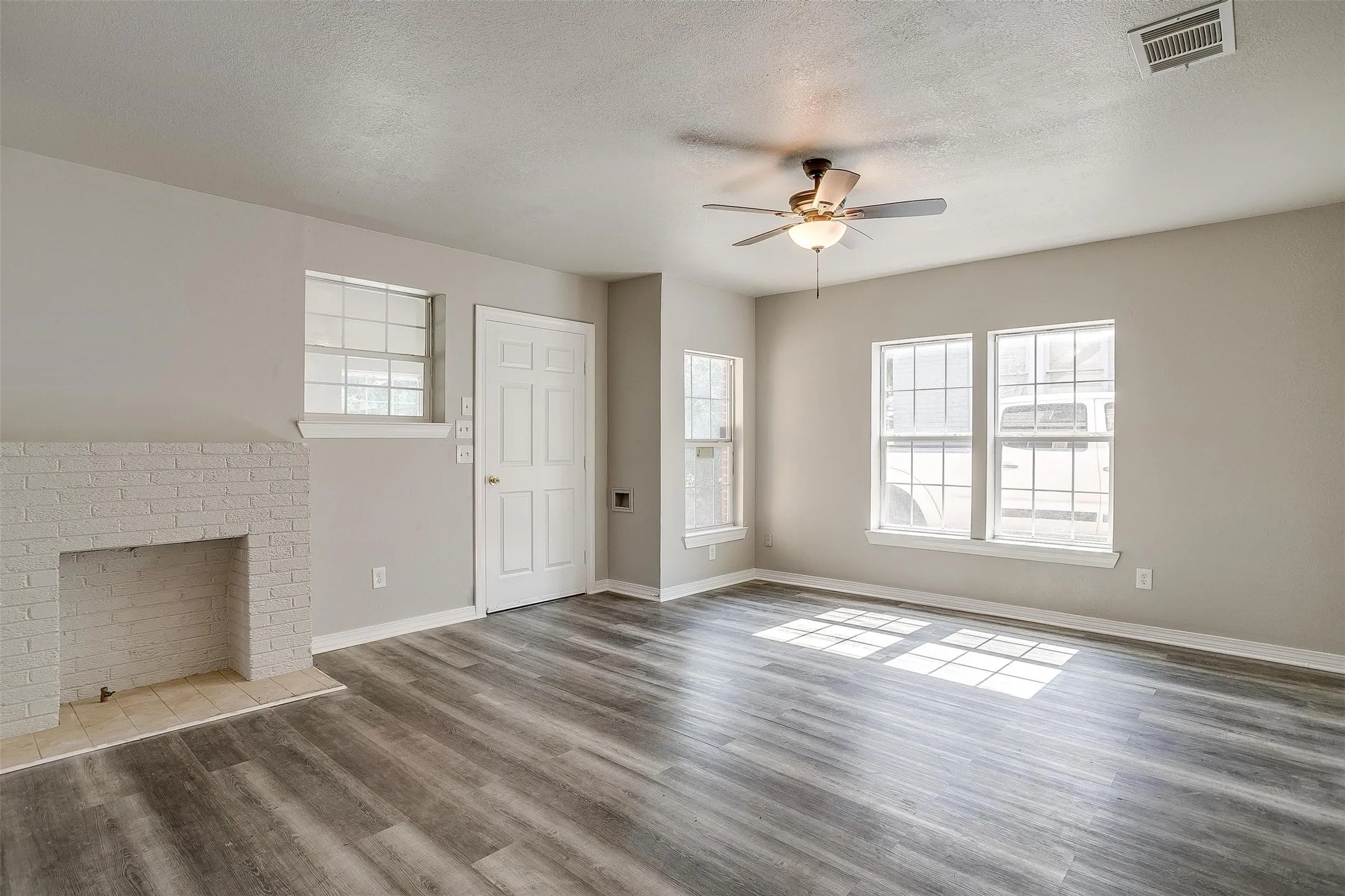 Single Family Residence For Rent in Tarrant County , 2620 Wilkinson Avenue, Fort Worth, Texas 76103, 2 Bedroom, 1 Bathroom, Garage spaces, 1,316 Sqft, built in 1928, mls#21398884, Real Estate Agent in Fort Worth, Homes For Rent in Tarrant county, Homes For Rent in Fort Worth, Realtor in Fort Worth Texas, Real Estate Brokerage Independent Realty Texas, Luminita Cordes Realtor