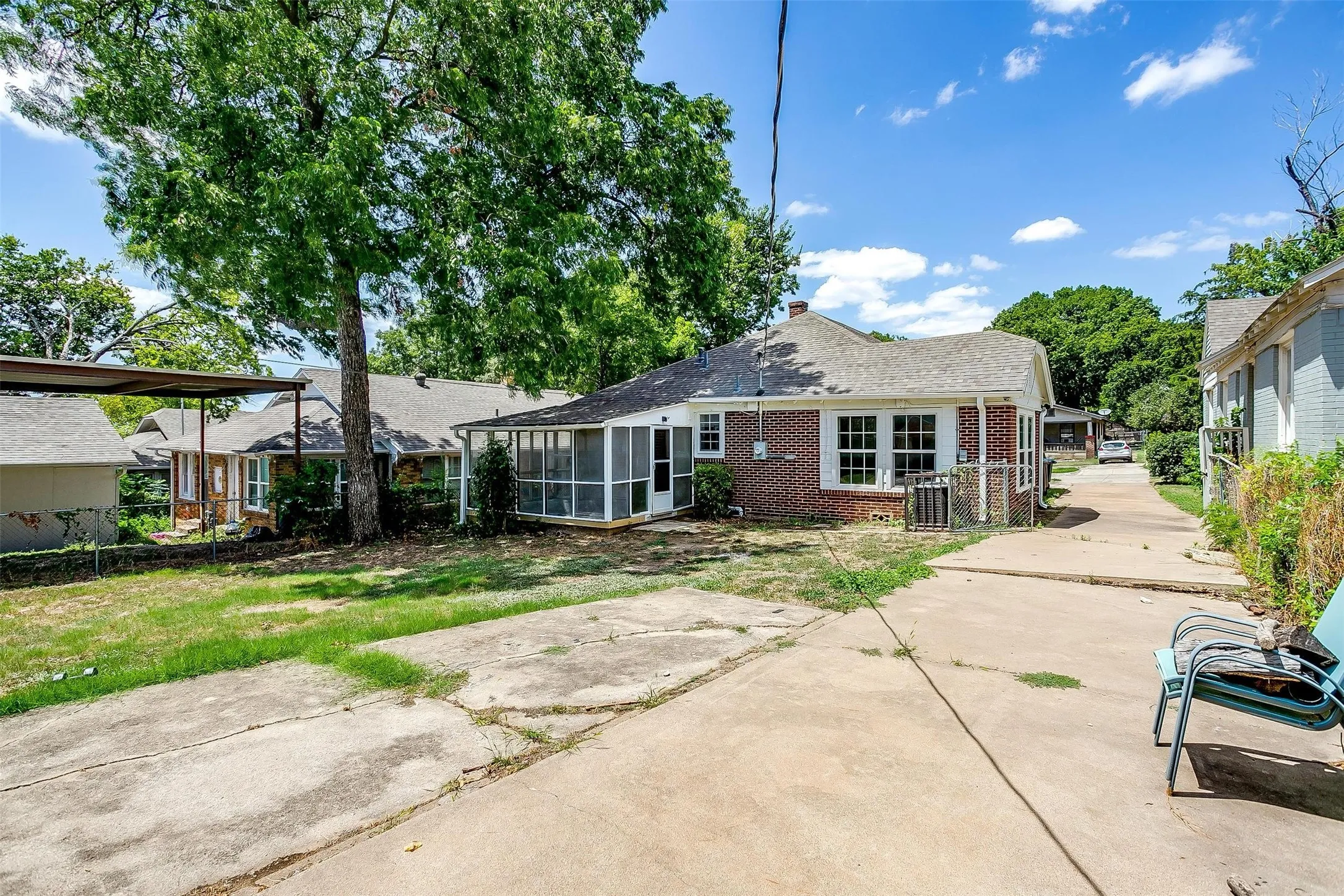 Single Family Residence For Rent in Tarrant County , 2620 Wilkinson Avenue, Fort Worth, Texas 76103, 2 Bedroom, 1 Bathroom, Garage spaces, 1,316 Sqft, built in 1928, mls#21398884, Real Estate Agent in Fort Worth, Homes For Rent in Tarrant county, Homes For Rent in Fort Worth, Realtor in Fort Worth Texas, Real Estate Brokerage Independent Realty Texas, Luminita Cordes Realtor