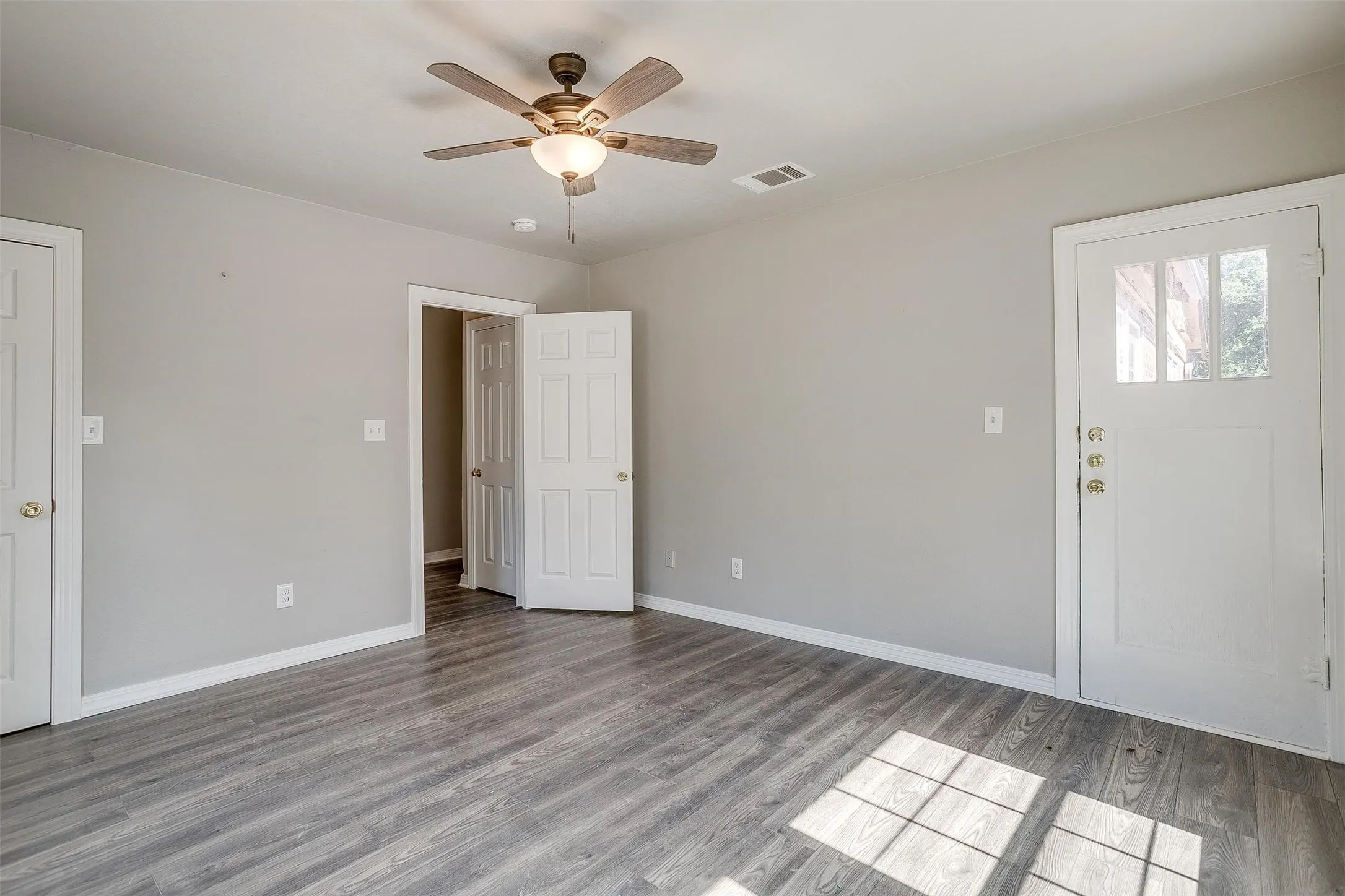 Single Family Residence For Rent in Tarrant County , 2620 Wilkinson Avenue, Fort Worth, Texas 76103, 2 Bedroom, 1 Bathroom, Garage spaces, 1,316 Sqft, built in 1928, mls#21398884, Real Estate Agent in Fort Worth, Homes For Rent in Tarrant county, Homes For Rent in Fort Worth, Realtor in Fort Worth Texas, Real Estate Brokerage Independent Realty Texas, Luminita Cordes Realtor