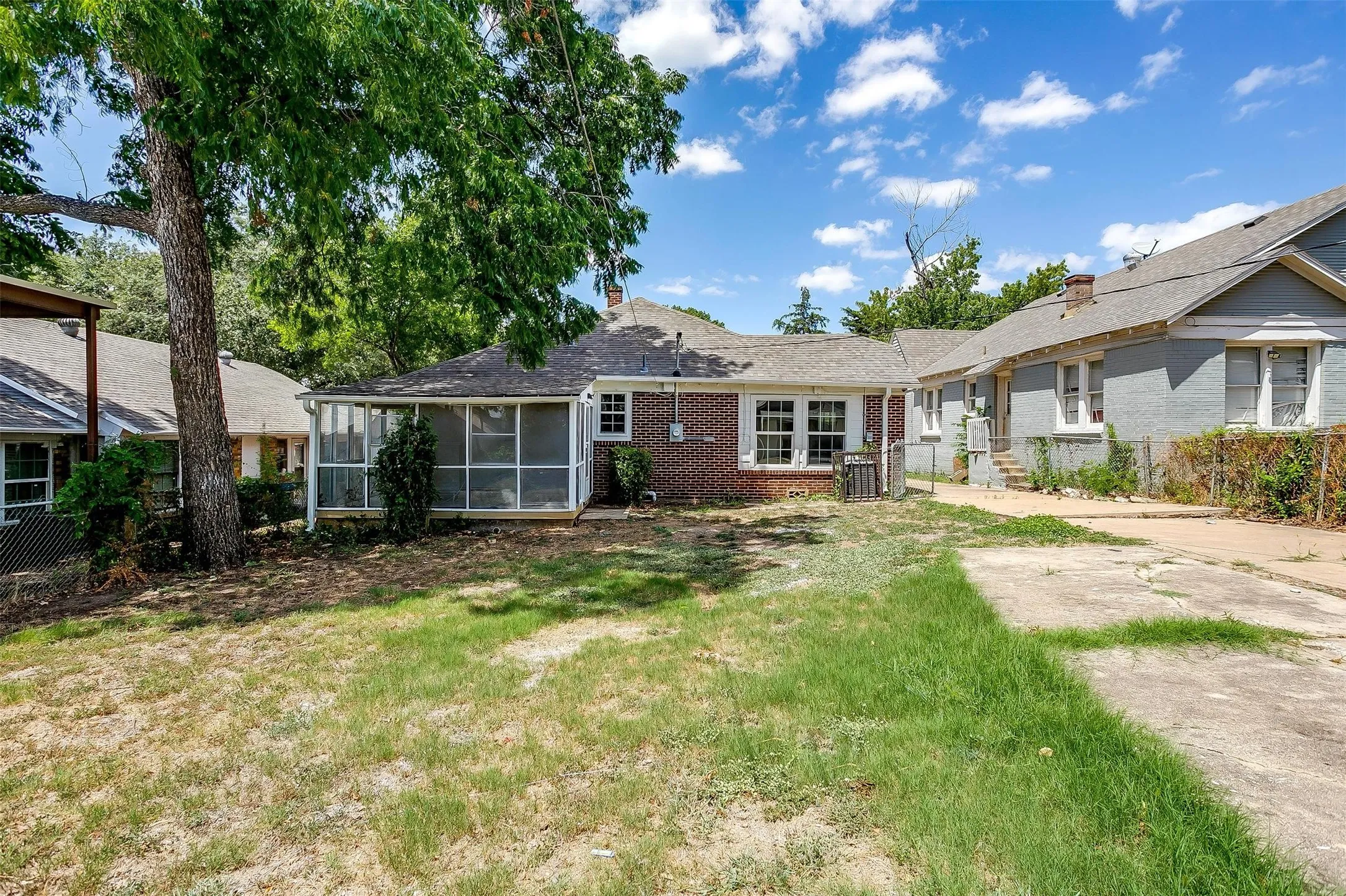 Single Family Residence For Rent in Tarrant County , 2620 Wilkinson Avenue, Fort Worth, Texas 76103, 2 Bedroom, 1 Bathroom, Garage spaces, 1,316 Sqft, built in 1928, mls#21398884, Real Estate Agent in Fort Worth, Homes For Rent in Tarrant county, Homes For Rent in Fort Worth, Realtor in Fort Worth Texas, Real Estate Brokerage Independent Realty Texas, Luminita Cordes Realtor