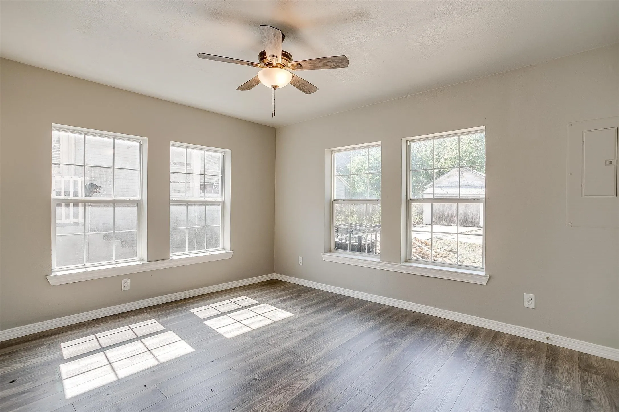 Single Family Residence For Rent in Tarrant County , 2620 Wilkinson Avenue, Fort Worth, Texas 76103, 2 Bedroom, 1 Bathroom, Garage spaces, 1,316 Sqft, built in 1928, mls#21398884, Real Estate Agent in Fort Worth, Homes For Rent in Tarrant county, Homes For Rent in Fort Worth, Realtor in Fort Worth Texas, Real Estate Brokerage Independent Realty Texas, Luminita Cordes Realtor