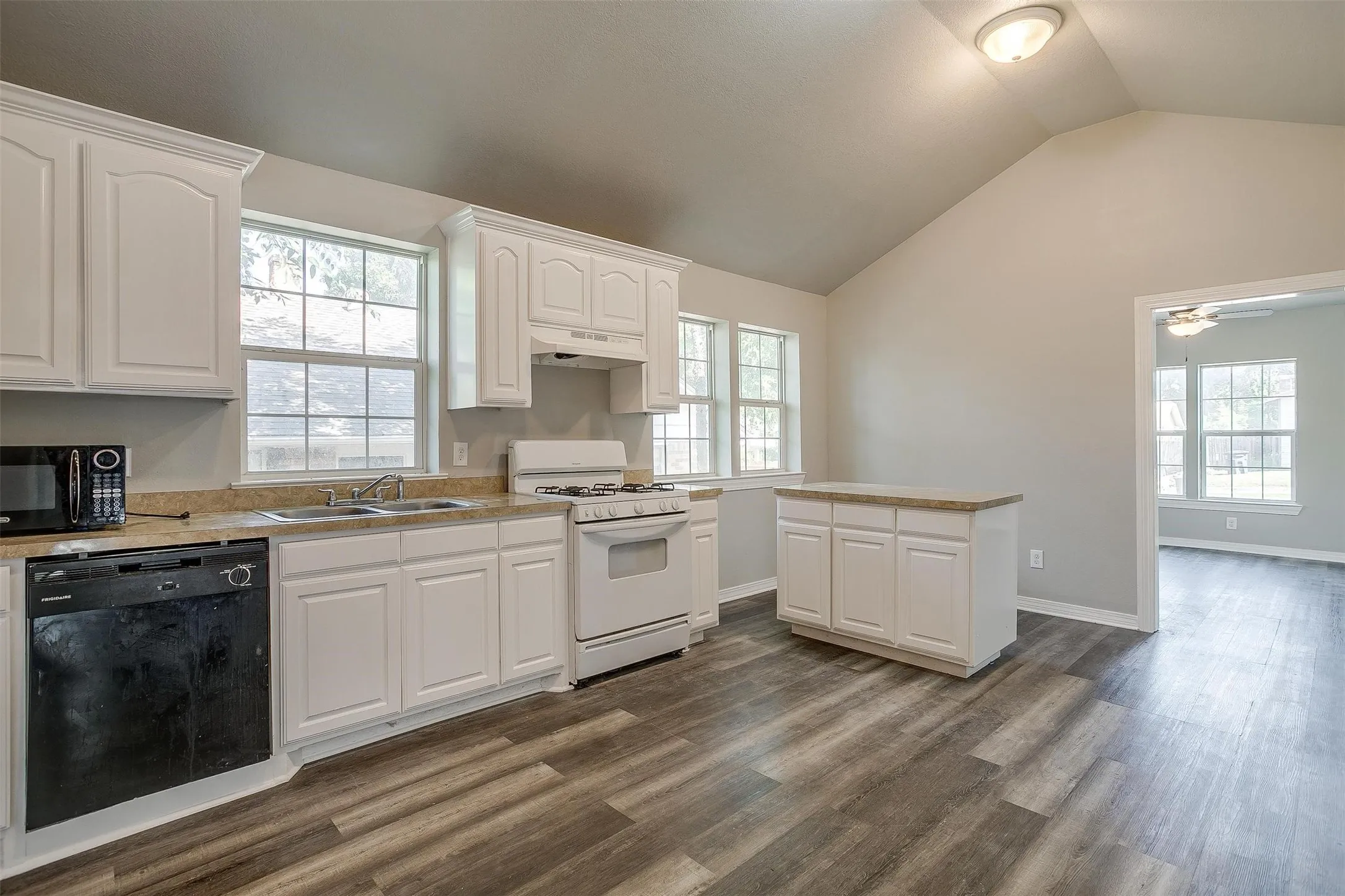 Single Family Residence For Rent in Tarrant County , 2620 Wilkinson Avenue, Fort Worth, Texas 76103, 2 Bedroom, 1 Bathroom, Garage spaces, 1,316 Sqft, built in 1928, mls#21398884, Real Estate Agent in Fort Worth, Homes For Rent in Tarrant county, Homes For Rent in Fort Worth, Realtor in Fort Worth Texas, Real Estate Brokerage Independent Realty Texas, Luminita Cordes Realtor
