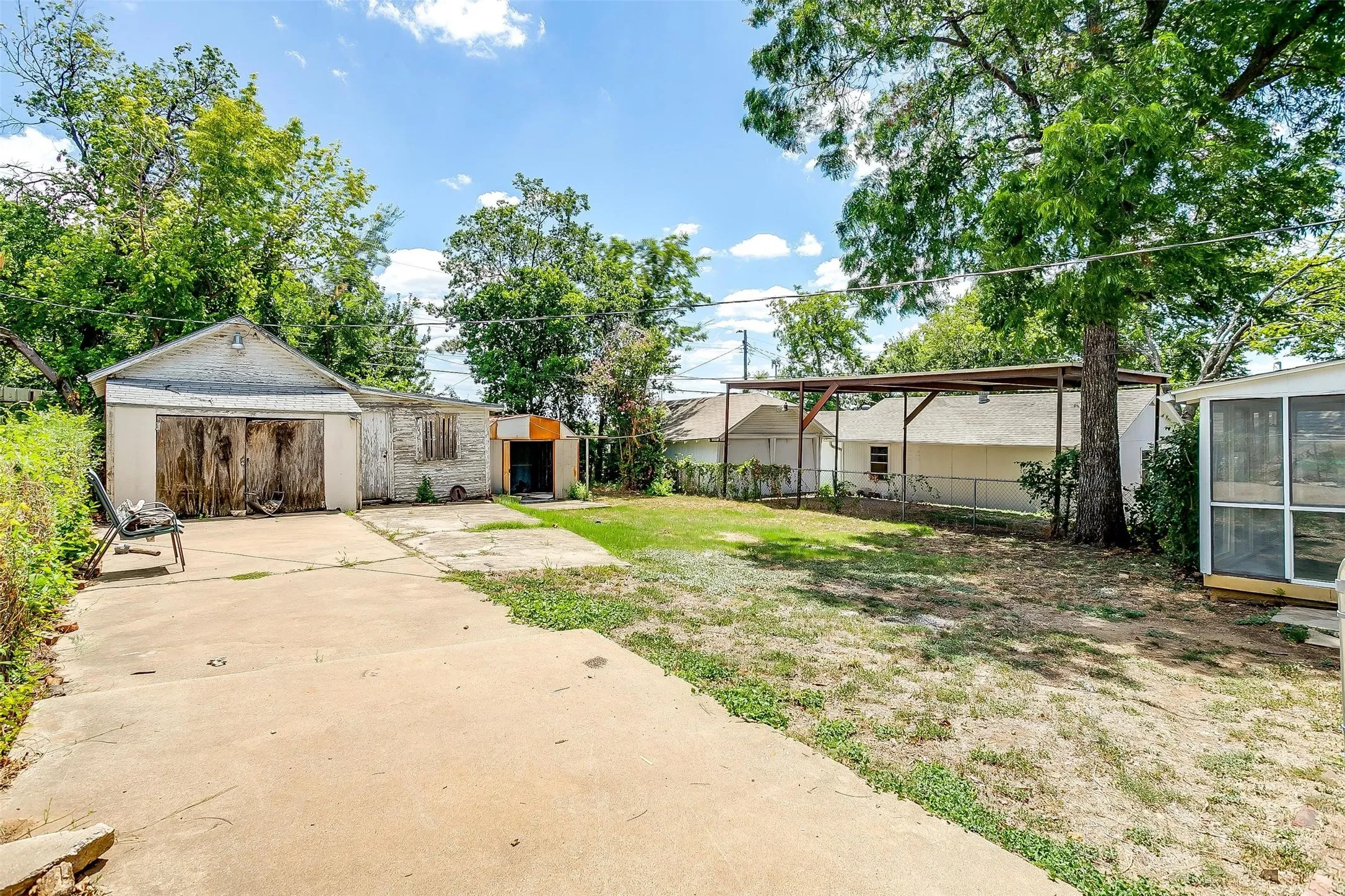 Single Family Residence For Rent in Tarrant County , 2620 Wilkinson Avenue, Fort Worth, Texas 76103, 2 Bedroom, 1 Bathroom, Garage spaces, 1,316 Sqft, built in 1928, mls#21398884, Real Estate Agent in Fort Worth, Homes For Rent in Tarrant county, Homes For Rent in Fort Worth, Realtor in Fort Worth Texas, Real Estate Brokerage Independent Realty Texas, Luminita Cordes Realtor