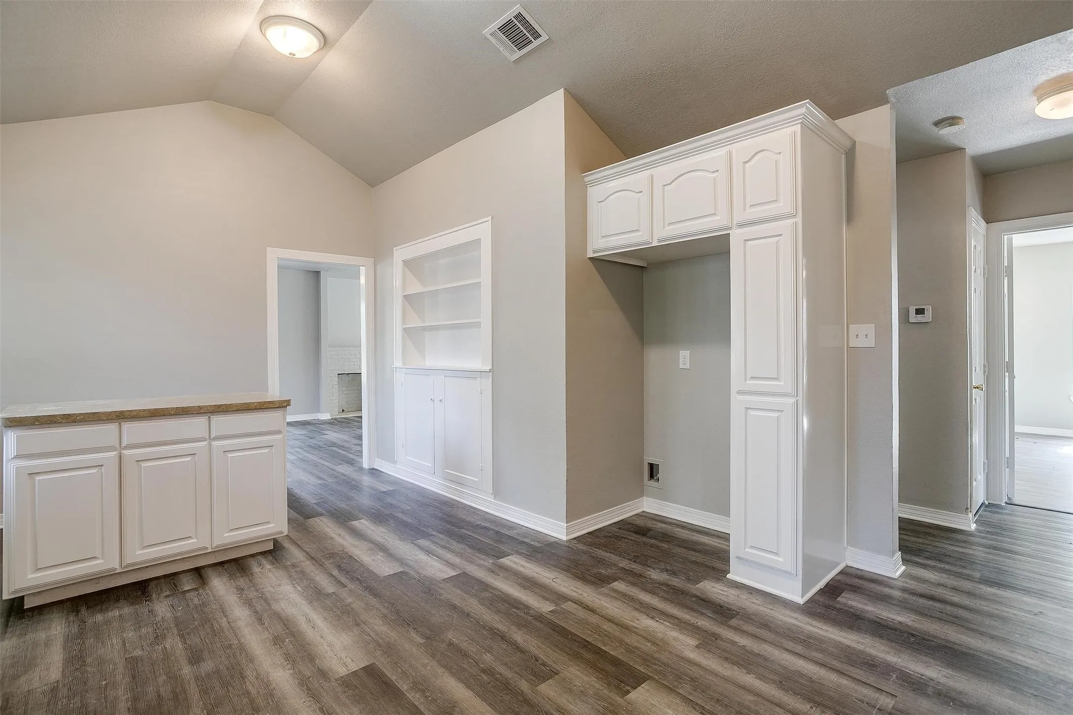 Single Family Residence For Rent in Tarrant County , 2620 Wilkinson Avenue, Fort Worth, Texas 76103, 2 Bedroom, 1 Bathroom, Garage spaces, 1,316 Sqft, built in 1928, mls#21398884, Real Estate Agent in Fort Worth, Homes For Rent in Tarrant county, Homes For Rent in Fort Worth, Realtor in Fort Worth Texas, Real Estate Brokerage Independent Realty Texas, Luminita Cordes Realtor