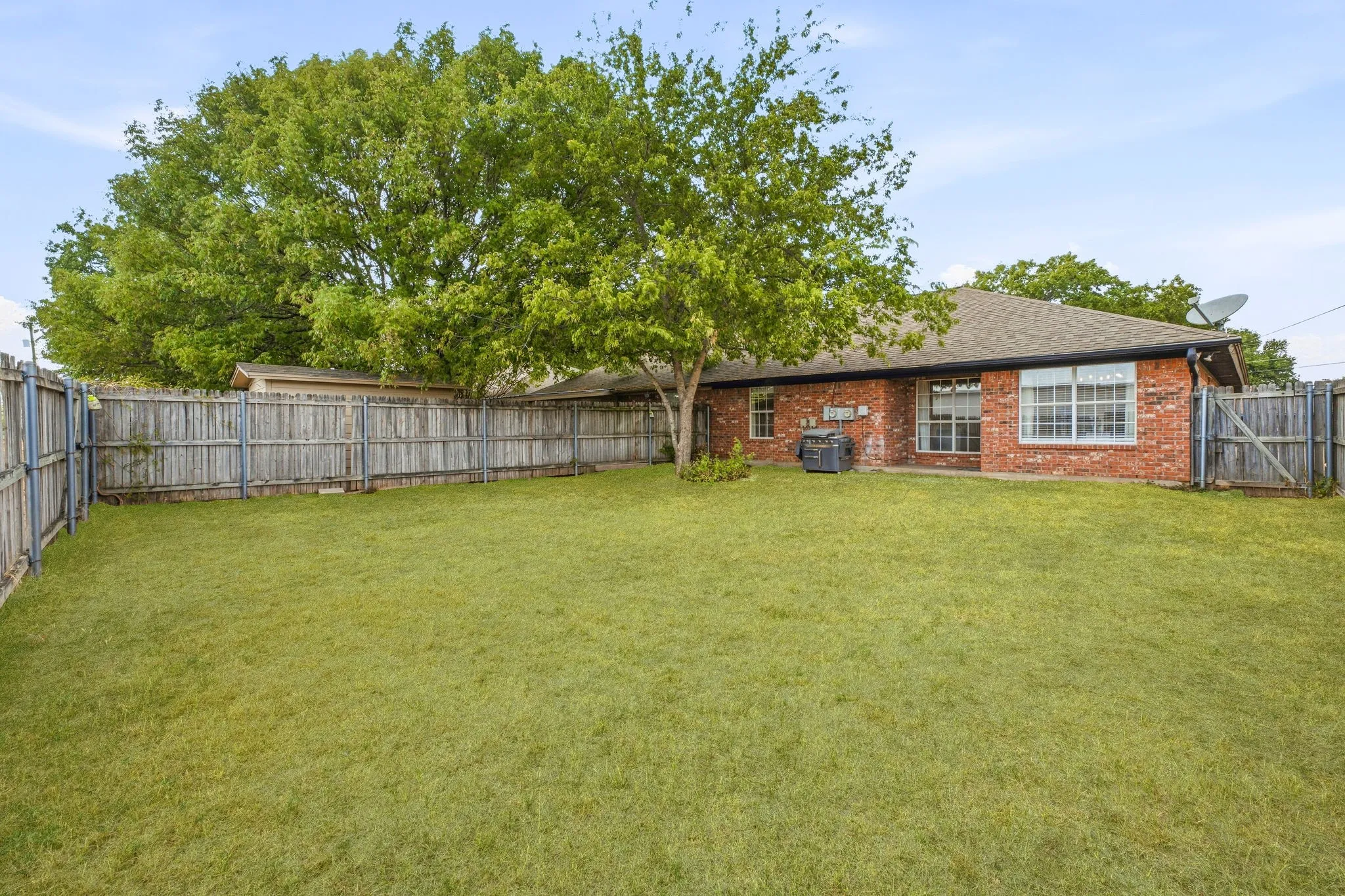 Single Family Residence For Sale in Erath County , 300 Wedgewood Drive, Stephenville, Texas 76401, 2 Bedroom, 2 Bathroom, 1 Garage spaces, 1,114 Sqft, built in 1997, mls#21398747, Real Estate Agent in Stephenville, Homes For Sale in Erath county, Homes For Sale in Stephenville, Realtor in Stephenville Texas, Real Estate Brokerage Independent Realty Texas, Luminita Cordes Realtor