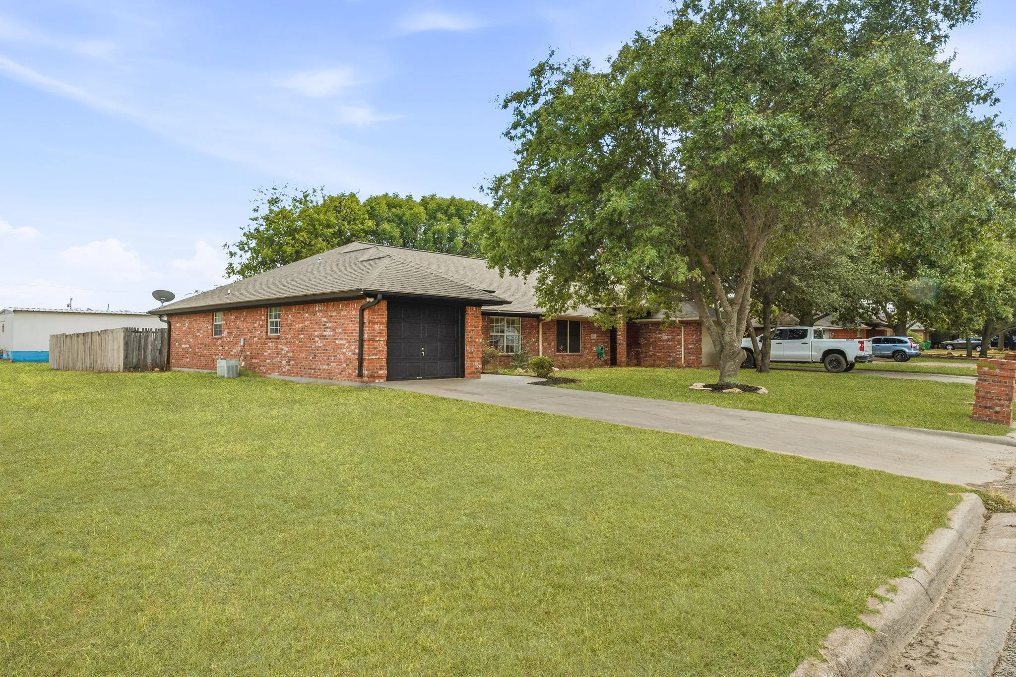 Single Family Residence For Sale in Erath County , 300 Wedgewood Drive, Stephenville, Texas 76401, 2 Bedroom, 2 Bathroom, 1 Garage spaces, 1,114 Sqft, built in 1997, mls#21398747, Real Estate Agent in Stephenville, Homes For Sale in Erath county, Homes For Sale in Stephenville, Realtor in Stephenville Texas, Real Estate Brokerage Independent Realty Texas, Luminita Cordes Realtor
