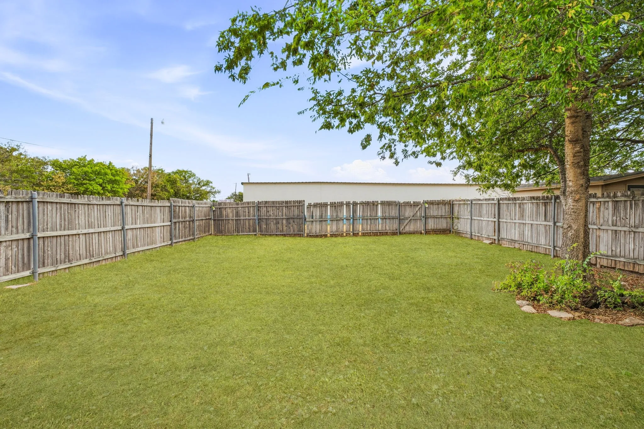 Single Family Residence For Sale in Erath County , 300 Wedgewood Drive, Stephenville, Texas 76401, 2 Bedroom, 2 Bathroom, 1 Garage spaces, 1,114 Sqft, built in 1997, mls#21398747, Real Estate Agent in Stephenville, Homes For Sale in Erath county, Homes For Sale in Stephenville, Realtor in Stephenville Texas, Real Estate Brokerage Independent Realty Texas, Luminita Cordes Realtor