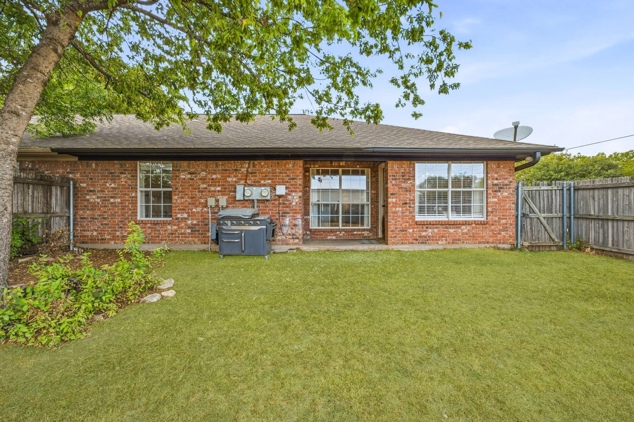 Single Family Residence For Sale in Erath County , 300 Wedgewood Drive, Stephenville, Texas 76401, 2 Bedroom, 2 Bathroom, 1 Garage spaces, 1,114 Sqft, built in 1997, mls#21398747, Real Estate Agent in Stephenville, Homes For Sale in Erath county, Homes For Sale in Stephenville, Realtor in Stephenville Texas, Real Estate Brokerage Independent Realty Texas, Luminita Cordes Realtor