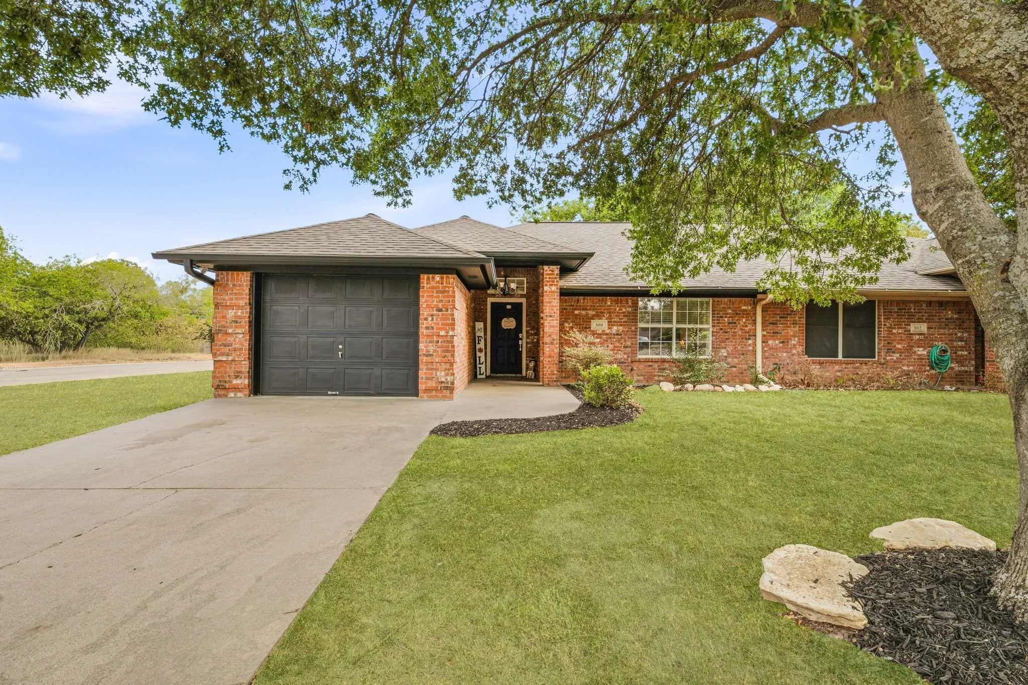 Single Family Residence For Sale in Erath County , 300 Wedgewood Drive, Stephenville, Texas 76401, 2 Bedroom, 2 Bathroom, 1 Garage spaces, 1,114 Sqft, built in 1997, mls#21398747, Real Estate Agent in Stephenville, Homes For Sale in Erath county, Homes For Sale in Stephenville, Realtor in Stephenville Texas, Real Estate Brokerage Independent Realty Texas, Luminita Cordes Realtor