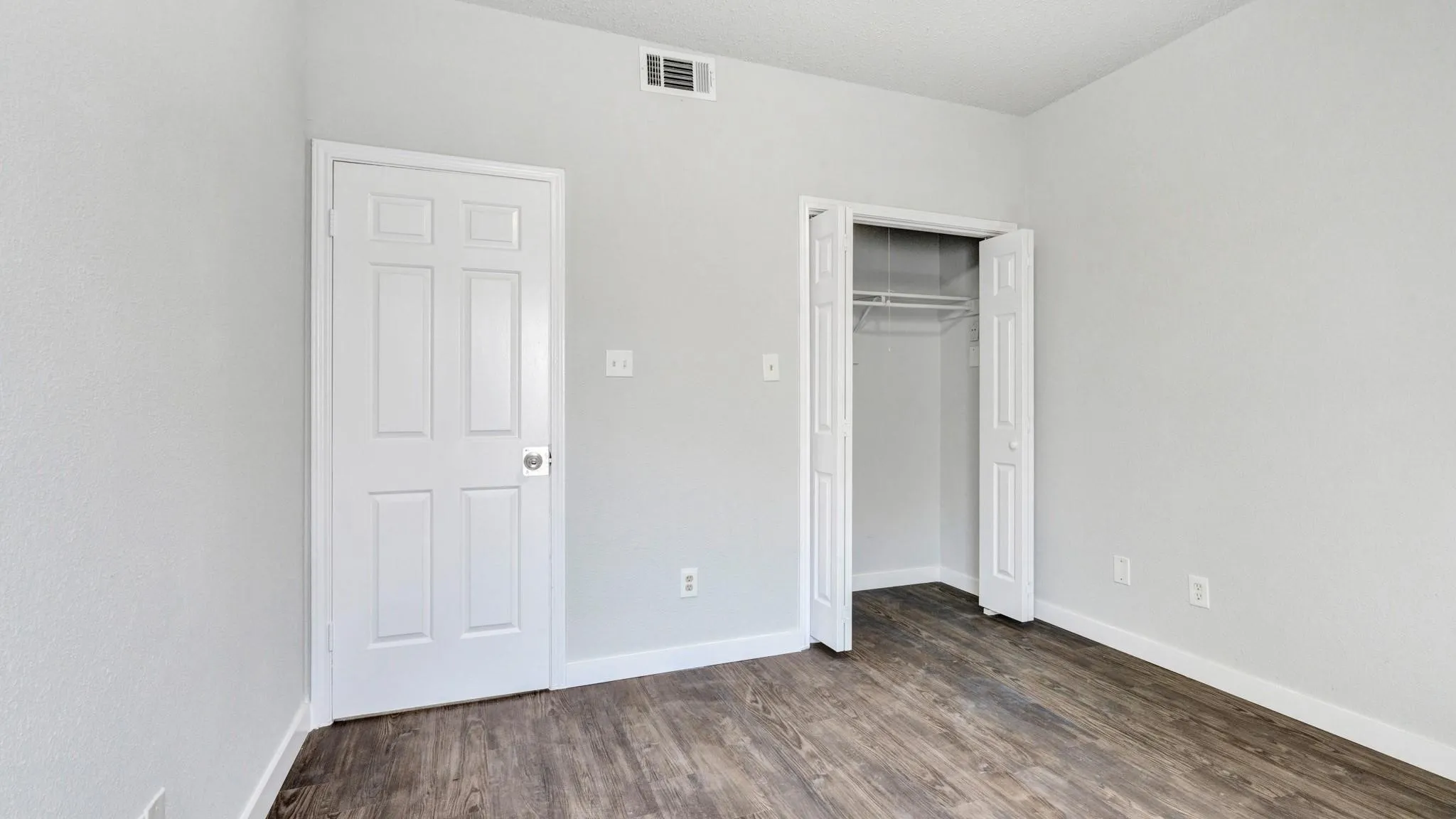 Condominium For Sale in Dallas County , 9601 Forest Lane 1113, Dallas, Texas 75243, 1 Bedroom, 1 Bathroom, Garage spaces, 685 Sqft, built in 1983, mls#21399427, Real Estate Agent in Dallas, Homes For Sale in Dallas county, Homes For Sale in Dallas, Realtor in Dallas Texas, Real Estate Brokerage Independent Realty Texas, Luminita Cordes Realtor