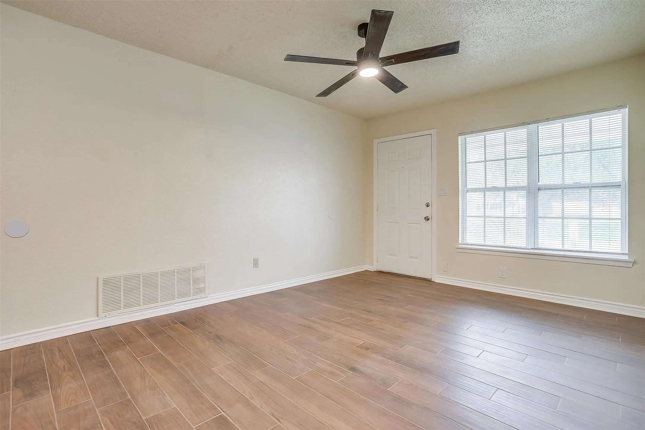 Single Family Residence For Rent in Tarrant County , 3537 Half Moon Drive, Fort Worth, Texas 76111, 3 Bedroom, 1 Bathroom, 1 Garage spaces, 840 Sqft, built in 1959, mls#21399056, Real Estate Agent in Fort Worth, Homes For Rent in Tarrant county, Homes For Rent in Fort Worth, Realtor in Fort Worth Texas, Real Estate Brokerage Independent Realty Texas, Luminita Cordes Realtor