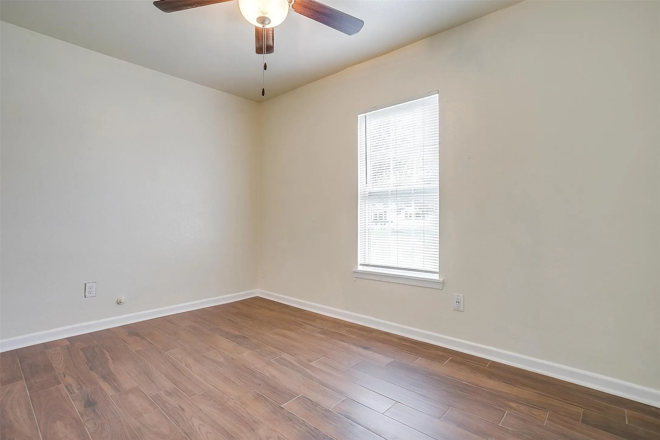 Single Family Residence For Rent in Tarrant County , 3537 Half Moon Drive, Fort Worth, Texas 76111, 3 Bedroom, 1 Bathroom, 1 Garage spaces, 840 Sqft, built in 1959, mls#21399056, Real Estate Agent in Fort Worth, Homes For Rent in Tarrant county, Homes For Rent in Fort Worth, Realtor in Fort Worth Texas, Real Estate Brokerage Independent Realty Texas, Luminita Cordes Realtor