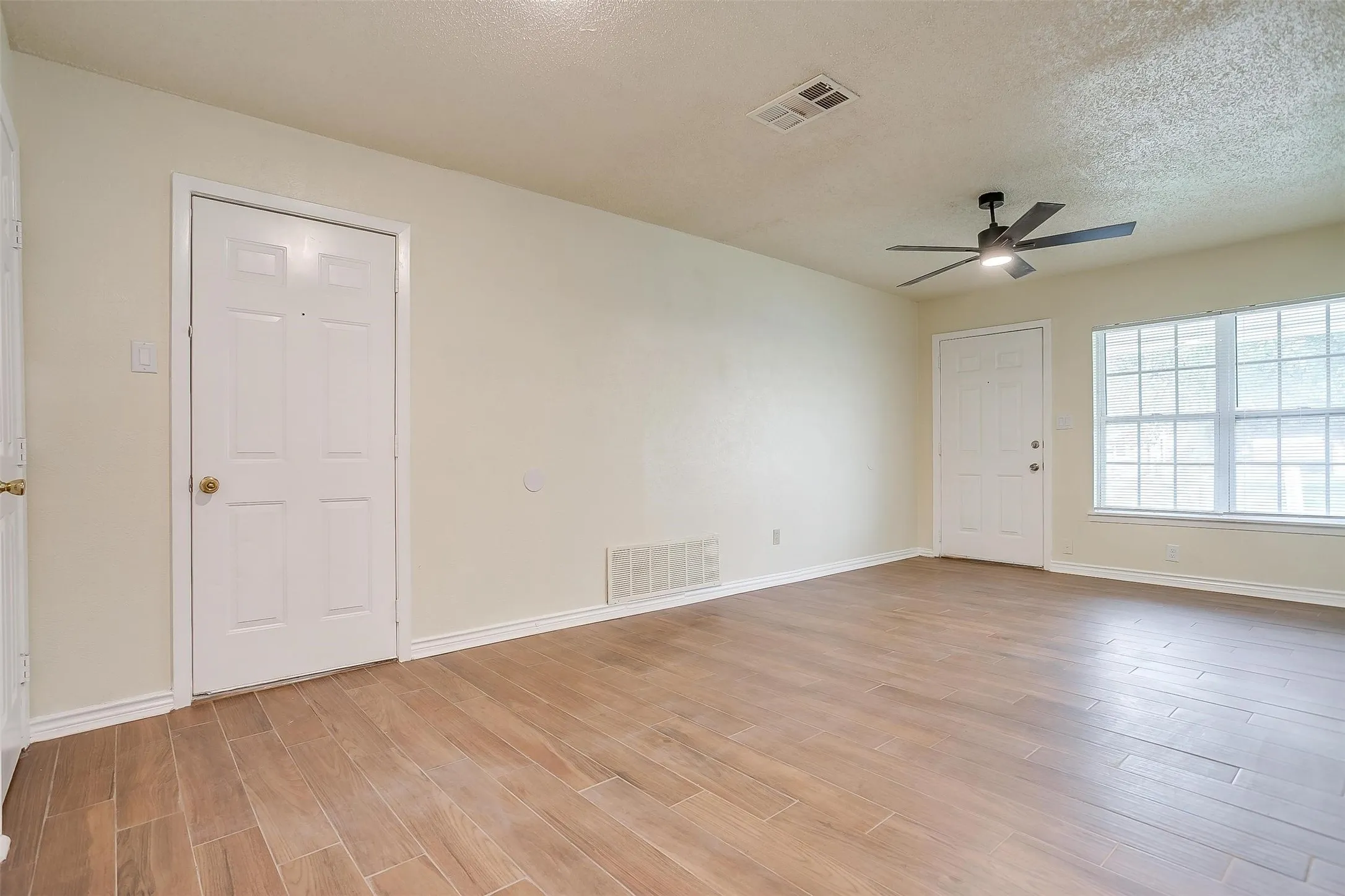 Single Family Residence For Rent in Tarrant County , 3537 Half Moon Drive, Fort Worth, Texas 76111, 3 Bedroom, 1 Bathroom, 1 Garage spaces, 840 Sqft, built in 1959, mls#21399056, Real Estate Agent in Fort Worth, Homes For Rent in Tarrant county, Homes For Rent in Fort Worth, Realtor in Fort Worth Texas, Real Estate Brokerage Independent Realty Texas, Luminita Cordes Realtor