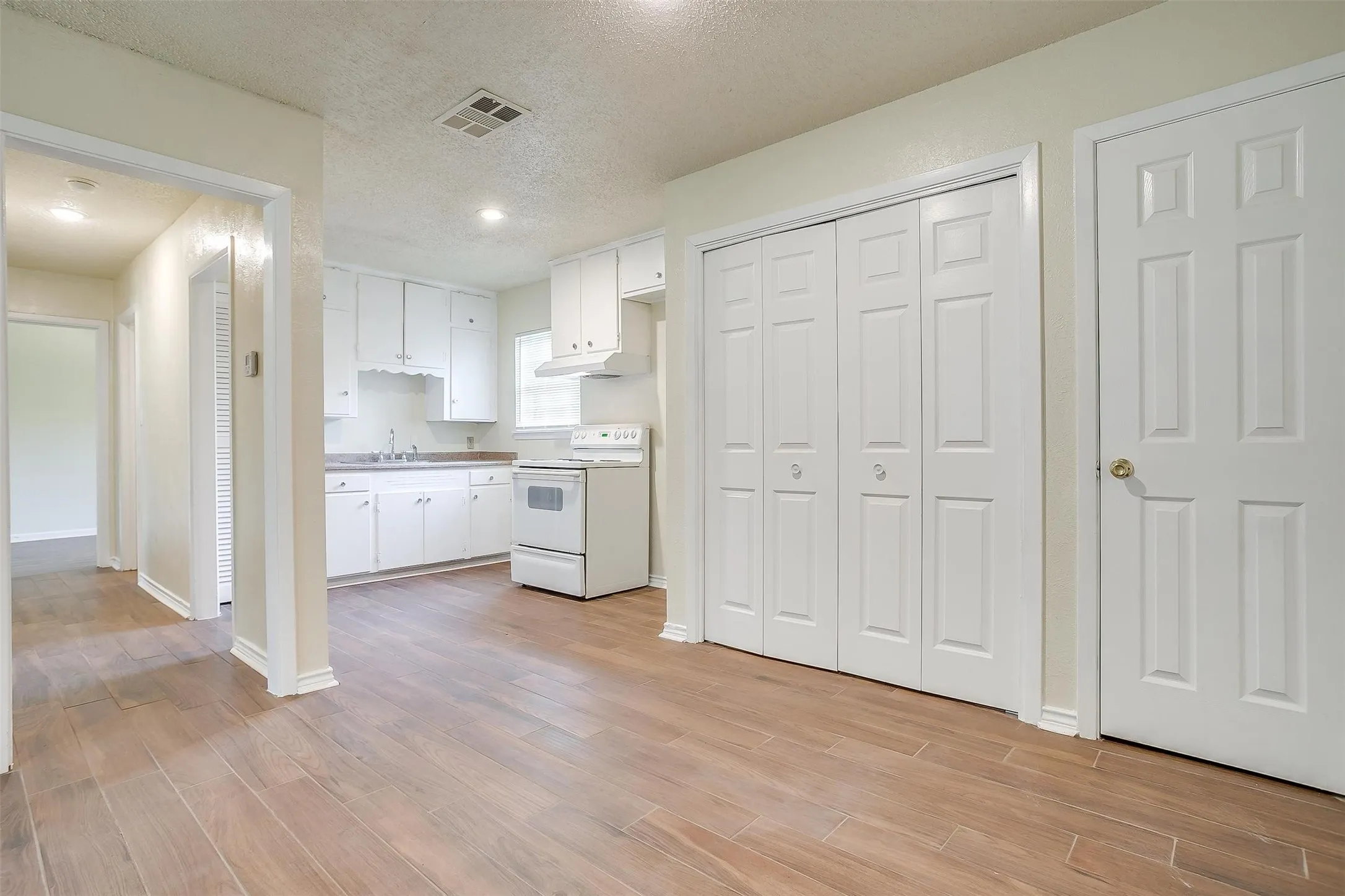 Single Family Residence For Rent in Tarrant County , 3537 Half Moon Drive, Fort Worth, Texas 76111, 3 Bedroom, 1 Bathroom, 1 Garage spaces, 840 Sqft, built in 1959, mls#21399056, Real Estate Agent in Fort Worth, Homes For Rent in Tarrant county, Homes For Rent in Fort Worth, Realtor in Fort Worth Texas, Real Estate Brokerage Independent Realty Texas, Luminita Cordes Realtor