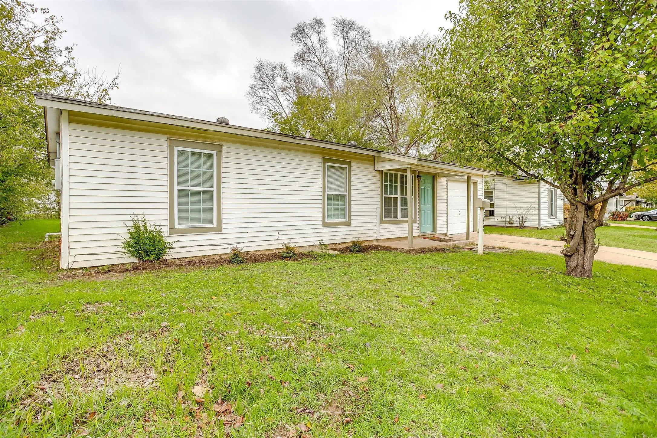 Single Family Residence For Rent in Tarrant County , 3537 Half Moon Drive, Fort Worth, Texas 76111, 3 Bedroom, 1 Bathroom, 1 Garage spaces, 840 Sqft, built in 1959, mls#21399056, Real Estate Agent in Fort Worth, Homes For Rent in Tarrant county, Homes For Rent in Fort Worth, Realtor in Fort Worth Texas, Real Estate Brokerage Independent Realty Texas, Luminita Cordes Realtor
