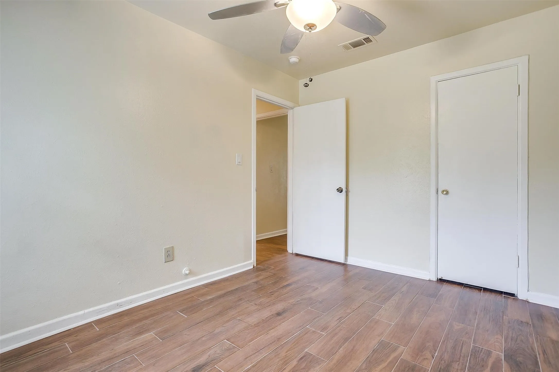 Single Family Residence For Rent in Tarrant County , 3537 Half Moon Drive, Fort Worth, Texas 76111, 3 Bedroom, 1 Bathroom, 1 Garage spaces, 840 Sqft, built in 1959, mls#21399056, Real Estate Agent in Fort Worth, Homes For Rent in Tarrant county, Homes For Rent in Fort Worth, Realtor in Fort Worth Texas, Real Estate Brokerage Independent Realty Texas, Luminita Cordes Realtor