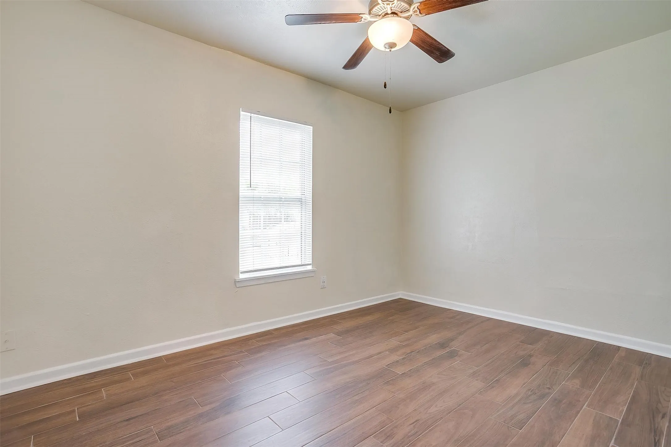 Single Family Residence For Rent in Tarrant County , 3537 Half Moon Drive, Fort Worth, Texas 76111, 3 Bedroom, 1 Bathroom, 1 Garage spaces, 840 Sqft, built in 1959, mls#21399056, Real Estate Agent in Fort Worth, Homes For Rent in Tarrant county, Homes For Rent in Fort Worth, Realtor in Fort Worth Texas, Real Estate Brokerage Independent Realty Texas, Luminita Cordes Realtor