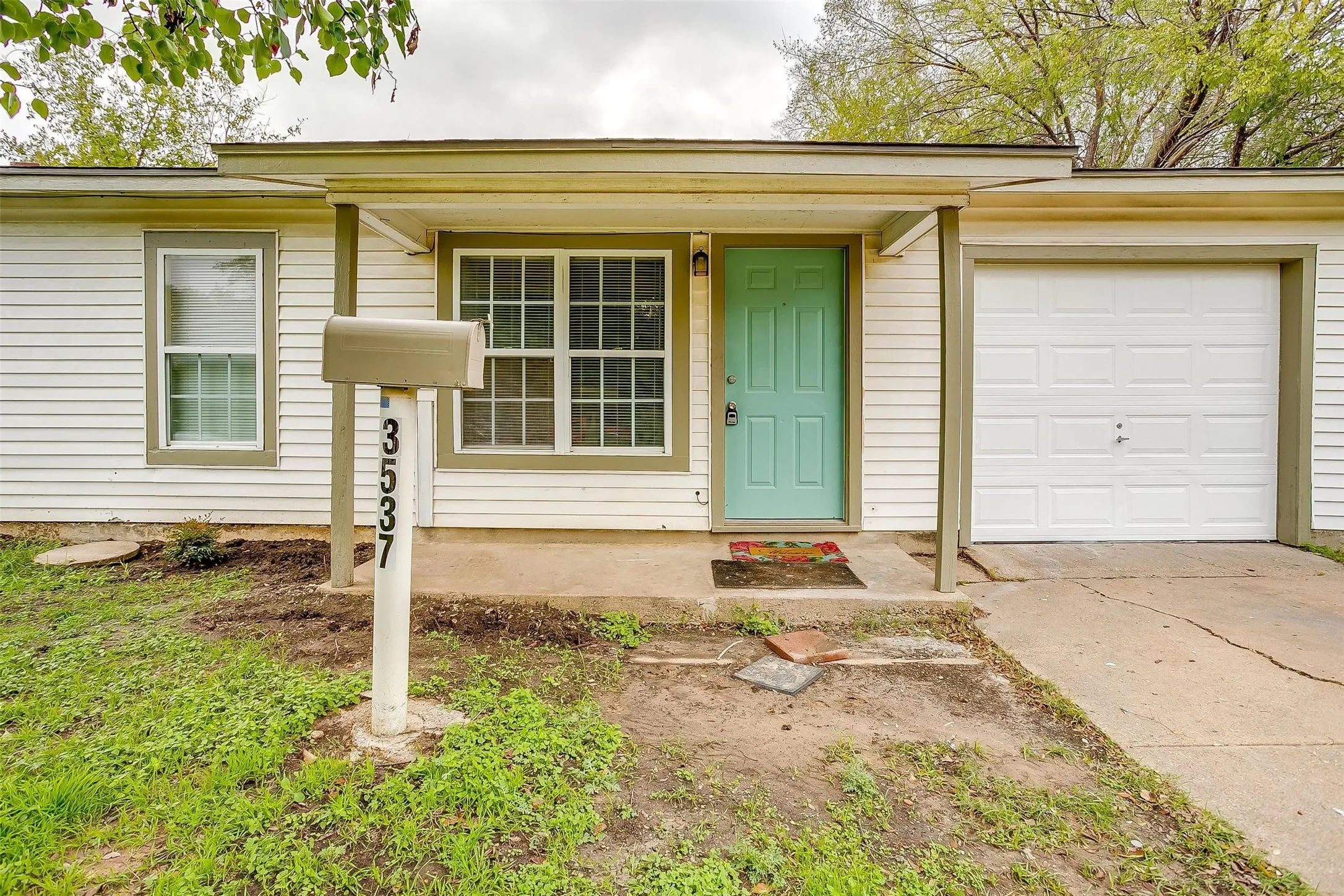 Single Family Residence For Rent in Tarrant County , 3537 Half Moon Drive, Fort Worth, Texas 76111, 3 Bedroom, 1 Bathroom, 1 Garage spaces, 840 Sqft, built in 1959, mls#21399056, Real Estate Agent in Fort Worth, Homes For Rent in Tarrant county, Homes For Rent in Fort Worth, Realtor in Fort Worth Texas, Real Estate Brokerage Independent Realty Texas, Luminita Cordes Realtor