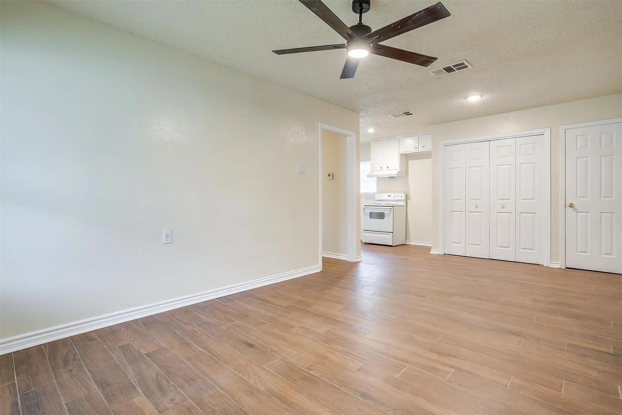 Single Family Residence For Rent in Tarrant County , 3537 Half Moon Drive, Fort Worth, Texas 76111, 3 Bedroom, 1 Bathroom, 1 Garage spaces, 840 Sqft, built in 1959, mls#21399056, Real Estate Agent in Fort Worth, Homes For Rent in Tarrant county, Homes For Rent in Fort Worth, Realtor in Fort Worth Texas, Real Estate Brokerage Independent Realty Texas, Luminita Cordes Realtor