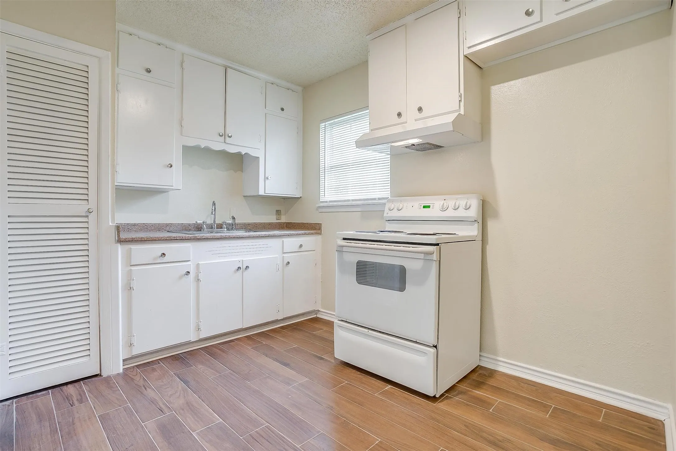 Single Family Residence For Rent in Tarrant County , 3537 Half Moon Drive, Fort Worth, Texas 76111, 3 Bedroom, 1 Bathroom, 1 Garage spaces, 840 Sqft, built in 1959, mls#21399056, Real Estate Agent in Fort Worth, Homes For Rent in Tarrant county, Homes For Rent in Fort Worth, Realtor in Fort Worth Texas, Real Estate Brokerage Independent Realty Texas, Luminita Cordes Realtor