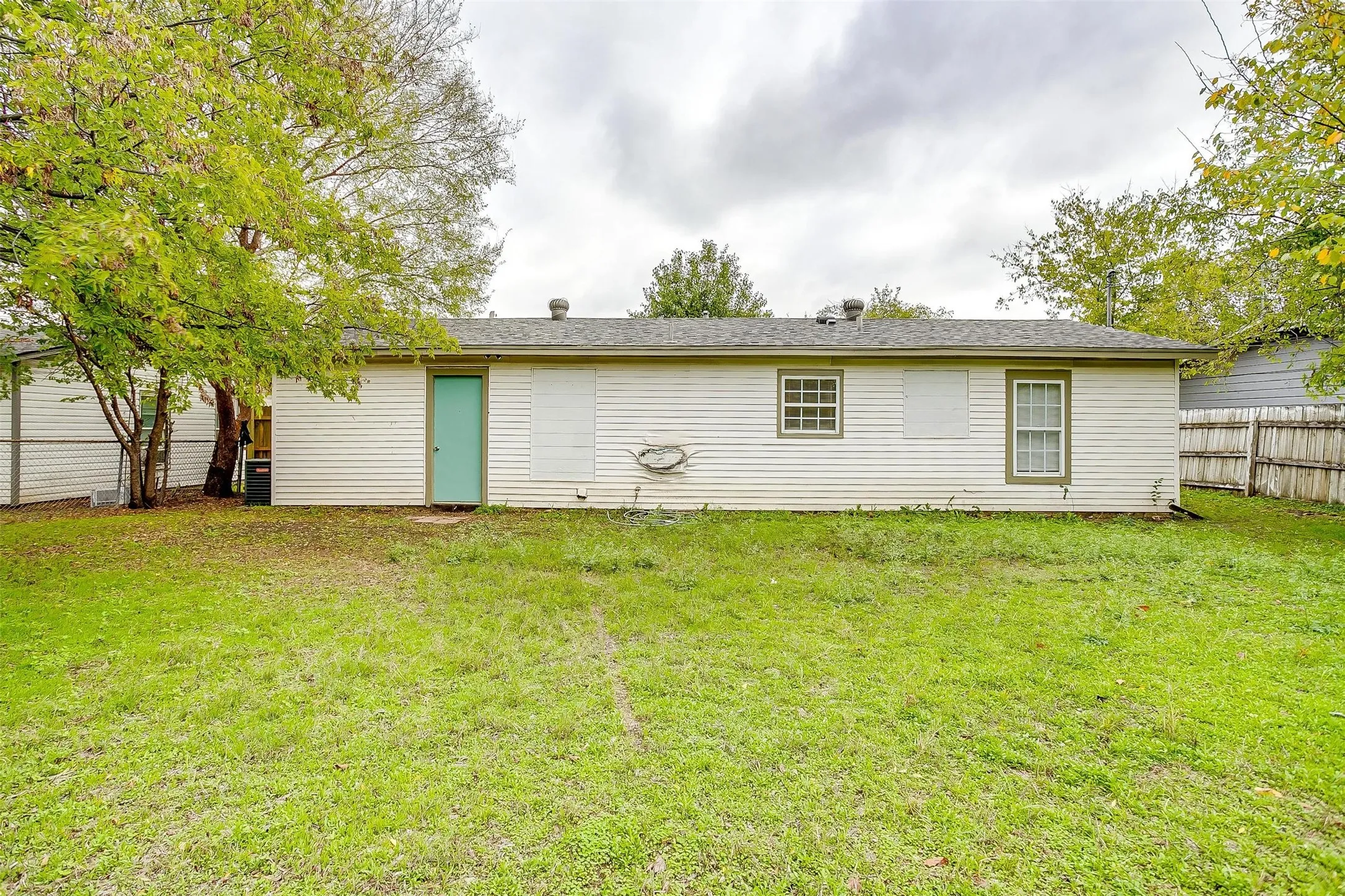 Single Family Residence For Rent in Tarrant County , 3537 Half Moon Drive, Fort Worth, Texas 76111, 3 Bedroom, 1 Bathroom, 1 Garage spaces, 840 Sqft, built in 1959, mls#21399056, Real Estate Agent in Fort Worth, Homes For Rent in Tarrant county, Homes For Rent in Fort Worth, Realtor in Fort Worth Texas, Real Estate Brokerage Independent Realty Texas, Luminita Cordes Realtor