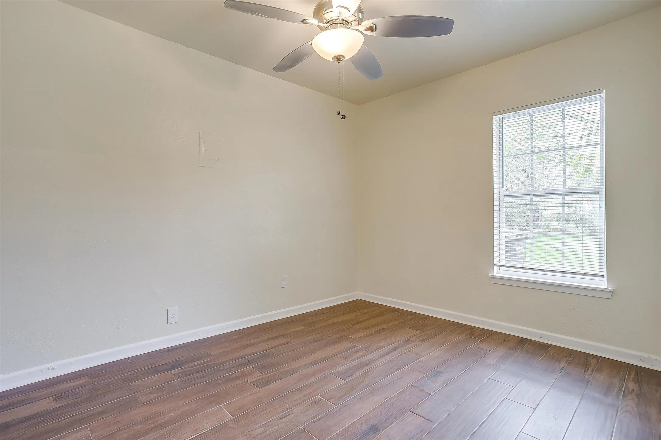 Single Family Residence For Rent in Tarrant County , 3537 Half Moon Drive, Fort Worth, Texas 76111, 3 Bedroom, 1 Bathroom, 1 Garage spaces, 840 Sqft, built in 1959, mls#21399056, Real Estate Agent in Fort Worth, Homes For Rent in Tarrant county, Homes For Rent in Fort Worth, Realtor in Fort Worth Texas, Real Estate Brokerage Independent Realty Texas, Luminita Cordes Realtor