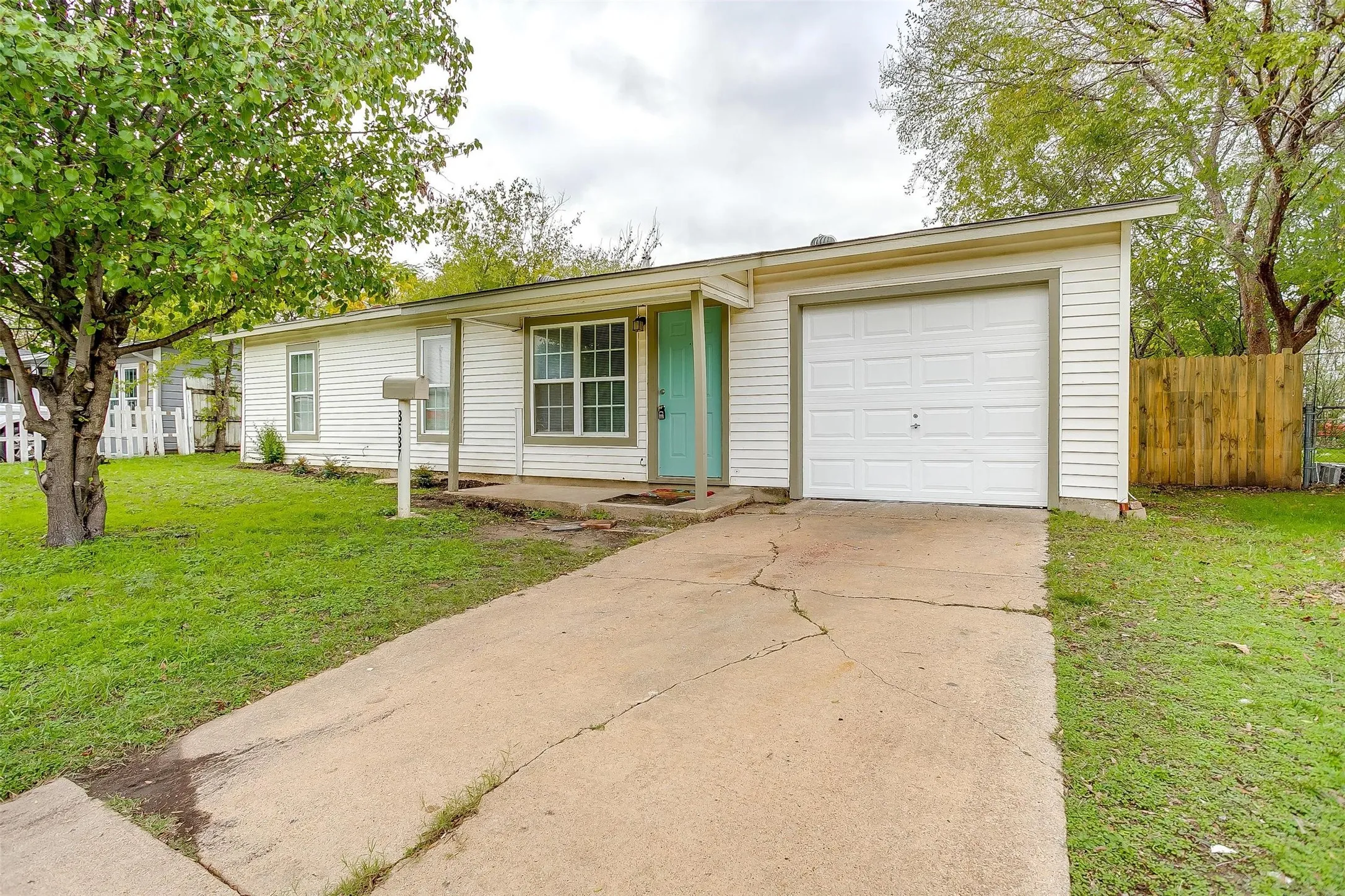 Single Family Residence For Rent in Tarrant County , 3537 Half Moon Drive, Fort Worth, Texas 76111, 3 Bedroom, 1 Bathroom, 1 Garage spaces, 840 Sqft, built in 1959, mls#21399056, Real Estate Agent in Fort Worth, Homes For Rent in Tarrant county, Homes For Rent in Fort Worth, Realtor in Fort Worth Texas, Real Estate Brokerage Independent Realty Texas, Luminita Cordes Realtor