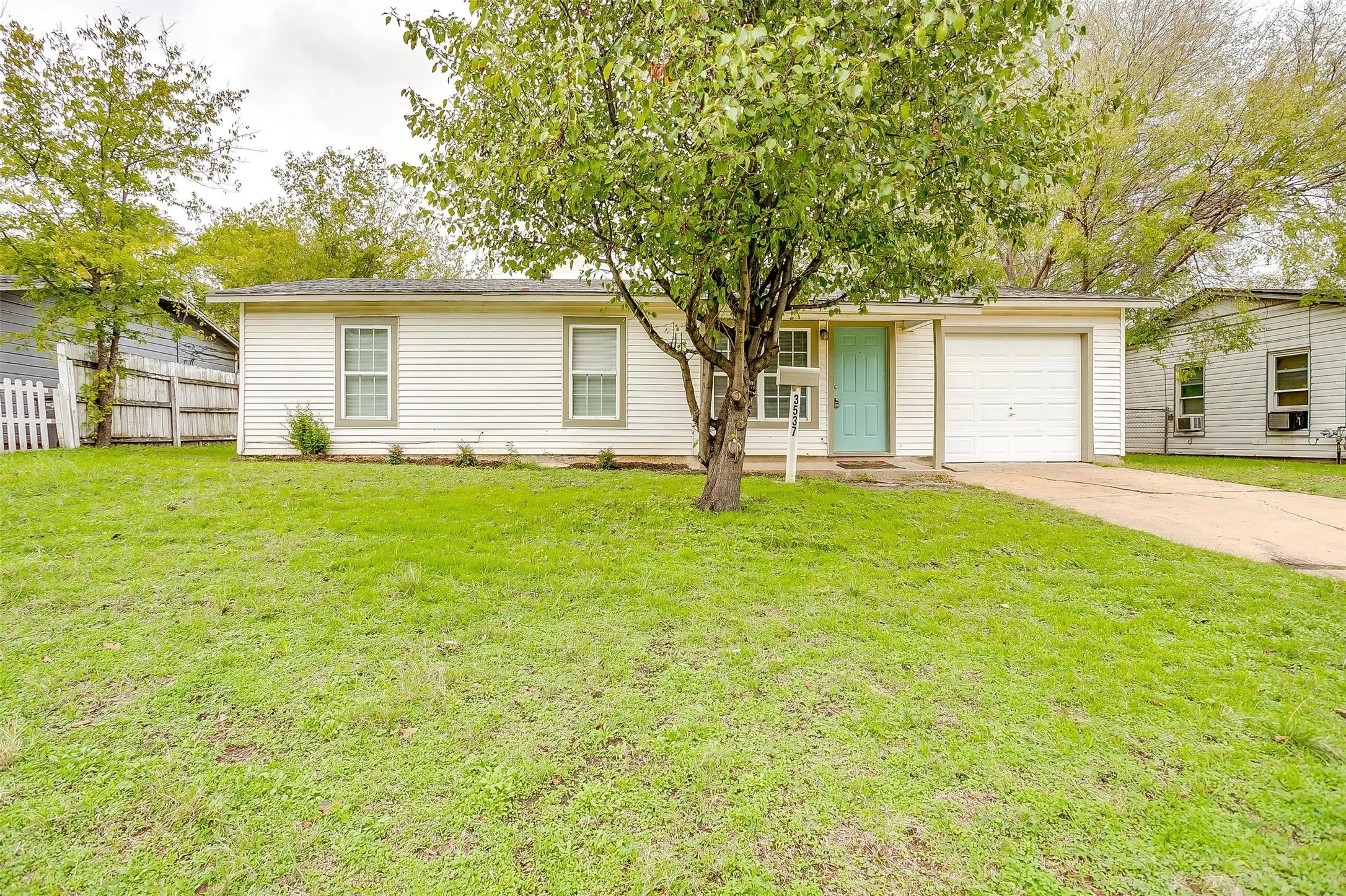Single Family Residence For Rent in Tarrant County , 3537 Half Moon Drive, Fort Worth, Texas 76111, 3 Bedroom, 1 Bathroom, 1 Garage spaces, 840 Sqft, built in 1959, mls#21399056, Real Estate Agent in Fort Worth, Homes For Rent in Tarrant county, Homes For Rent in Fort Worth, Realtor in Fort Worth Texas, Real Estate Brokerage Independent Realty Texas, Luminita Cordes Realtor