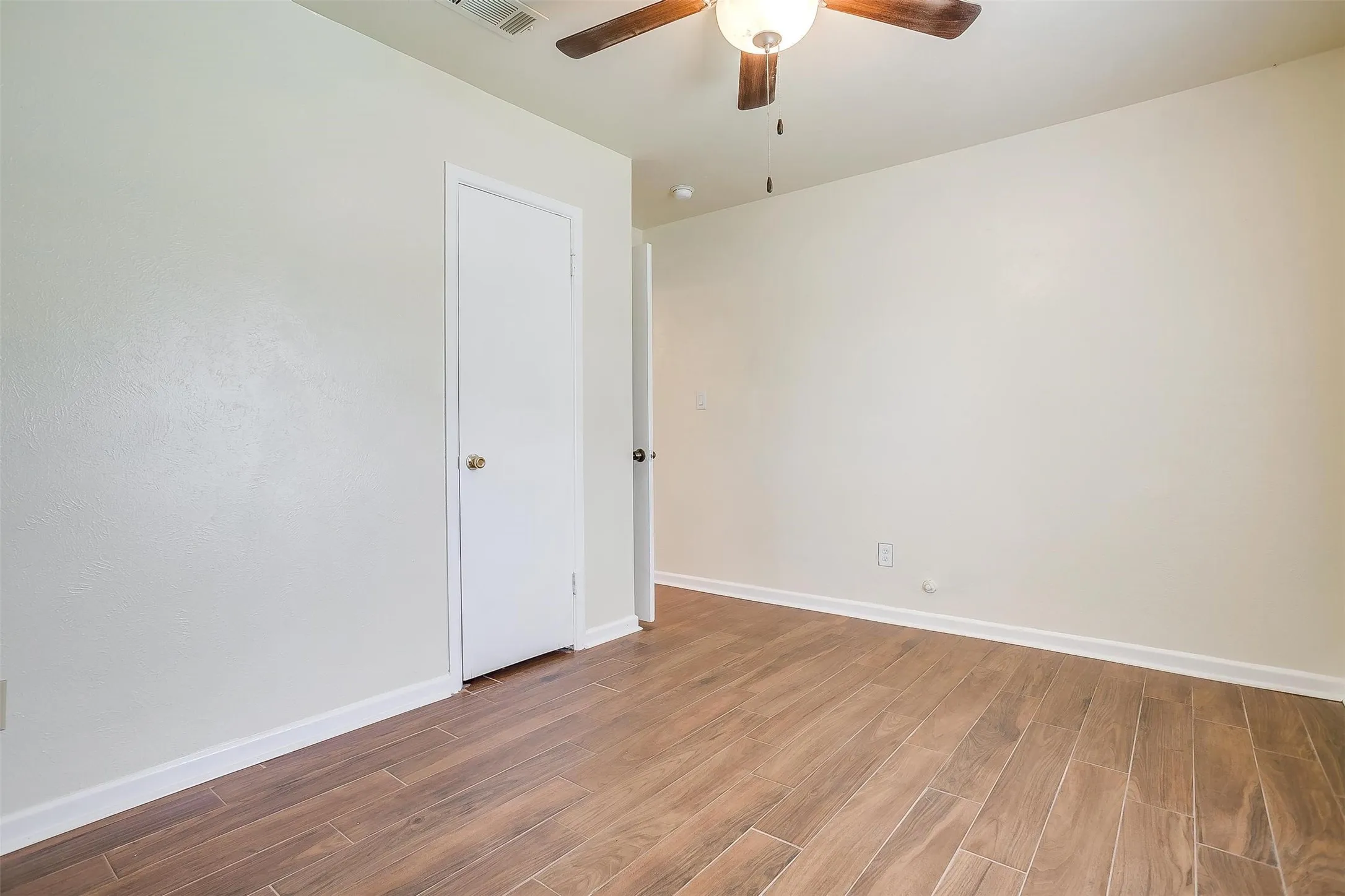 Single Family Residence For Rent in Tarrant County , 3537 Half Moon Drive, Fort Worth, Texas 76111, 3 Bedroom, 1 Bathroom, 1 Garage spaces, 840 Sqft, built in 1959, mls#21399056, Real Estate Agent in Fort Worth, Homes For Rent in Tarrant county, Homes For Rent in Fort Worth, Realtor in Fort Worth Texas, Real Estate Brokerage Independent Realty Texas, Luminita Cordes Realtor