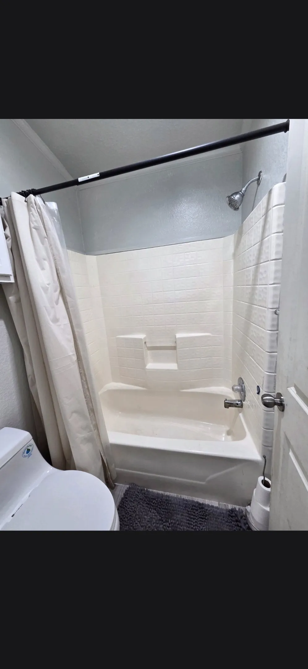 Tub/shower combination with integrated shelving