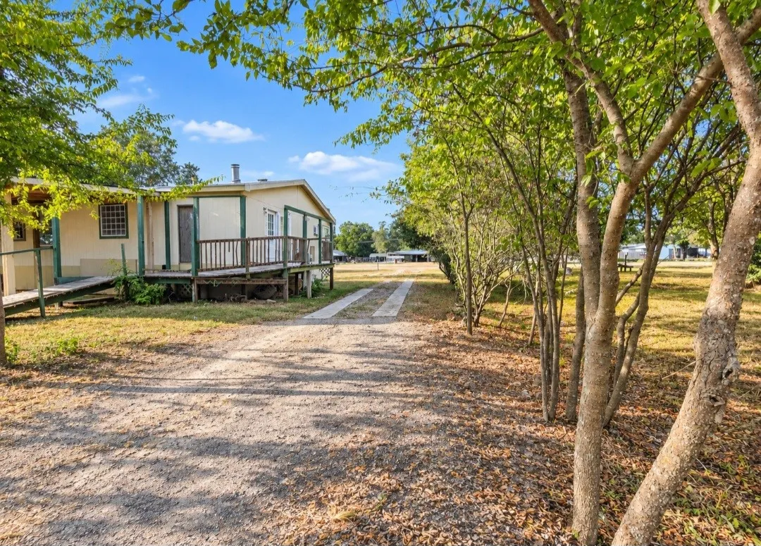 Manufactured Home For Sale in Hunt County , 105 E Laura Avenue, Quinlan, Texas 75474, 4 Bedroom, 2 Bathroom, Garage spaces, 2,432 Sqft, built in 2003, mls#21397340, Real Estate Agent in Quinlan, Homes For Sale in Hunt county, Homes For Sale in Quinlan, Realtor in Quinlan Texas, Real Estate Brokerage Independent Realty Texas, Luminita Cordes Realtor
