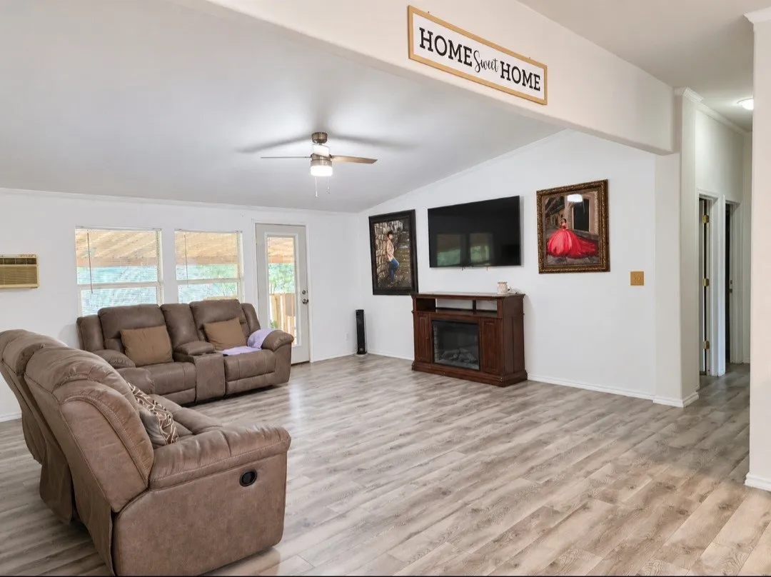 Manufactured Home For Sale in Hunt County , 105 E Laura Avenue, Quinlan, Texas 75474, 4 Bedroom, 2 Bathroom, Garage spaces, 2,432 Sqft, built in 2003, mls#21397340, Real Estate Agent in Quinlan, Homes For Sale in Hunt county, Homes For Sale in Quinlan, Realtor in Quinlan Texas, Real Estate Brokerage Independent Realty Texas, Luminita Cordes Realtor