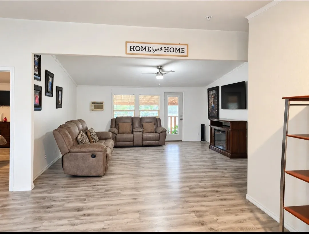 Manufactured Home For Sale in Hunt County , 105 E Laura Avenue, Quinlan, Texas 75474, 4 Bedroom, 2 Bathroom, Garage spaces, 2,432 Sqft, built in 2003, mls#21397340, Real Estate Agent in Quinlan, Homes For Sale in Hunt county, Homes For Sale in Quinlan, Realtor in Quinlan Texas, Real Estate Brokerage Independent Realty Texas, Luminita Cordes Realtor