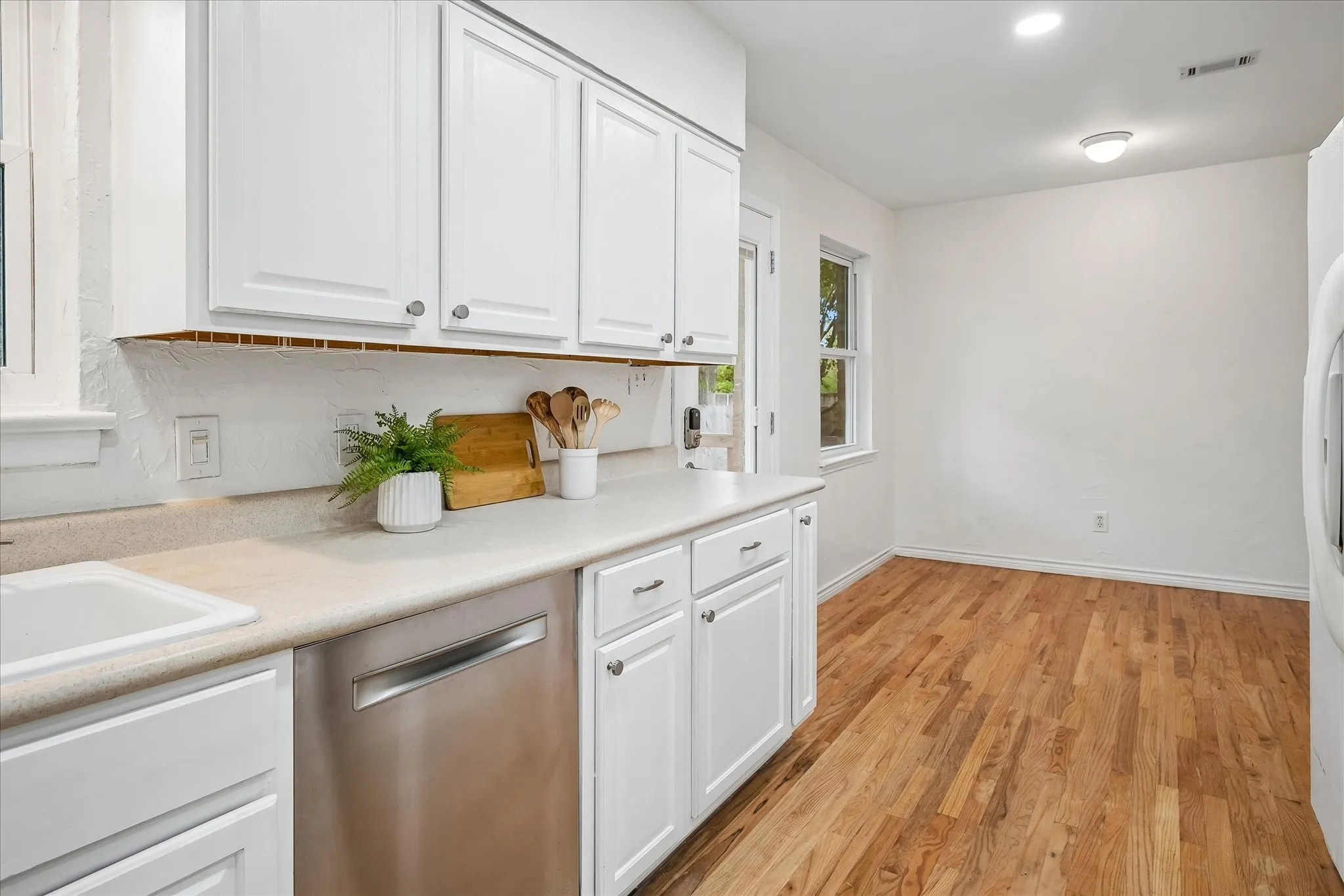 Cozy breakfast area at end of kitchen.