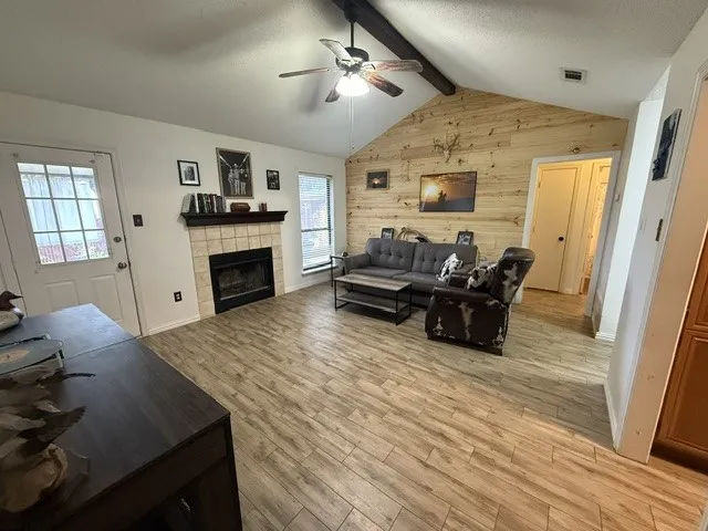 Single Family Residence For Rent in Ellis County , 917 Park Place Boulevard, Midlothian, Texas 76065, 3 Bedroom, 2 Bathroom, 2 Garage spaces, 1,076 Sqft, built in 1989, mls#21399435, Real Estate Agent in Midlothian, Homes For Rent in Ellis county, Homes For Rent in Midlothian, Realtor in Midlothian Texas, Real Estate Brokerage Independent Realty Texas, Luminita Cordes Realtor