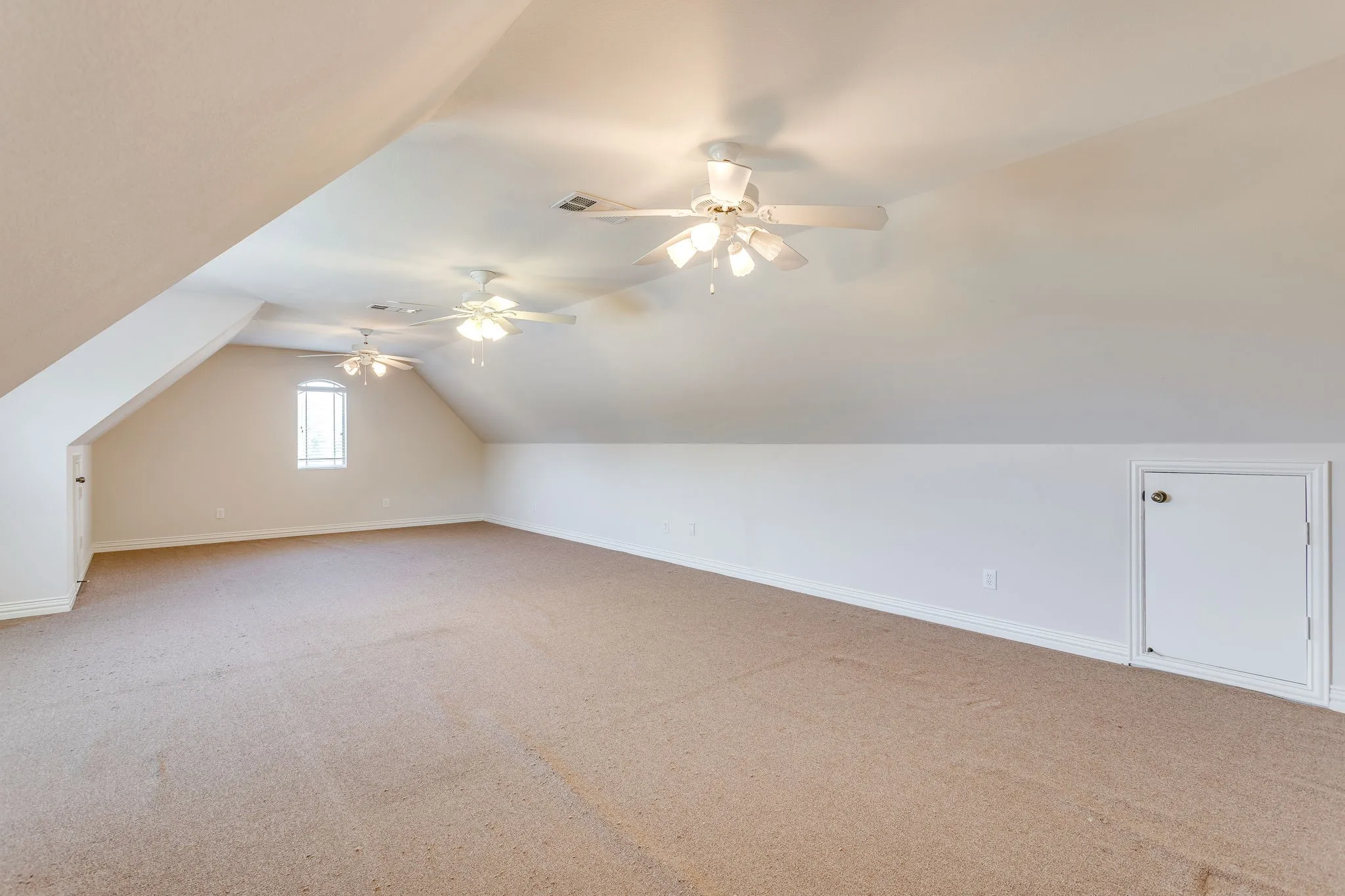Single Family Residence For Sale in Johnson County , 2620 Glen Ranch Drive, Burleson, Texas 76028, 4 Bedroom, 4 Bathroom, 3 Garage spaces, 3,910 Sqft, built in 2003, mls#21395267, Real Estate Agent in Burleson, Homes For Sale in Johnson county, Homes For Sale in Burleson, Realtor in Burleson Texas, Real Estate Brokerage Independent Realty Texas, Luminita Cordes Realtor
