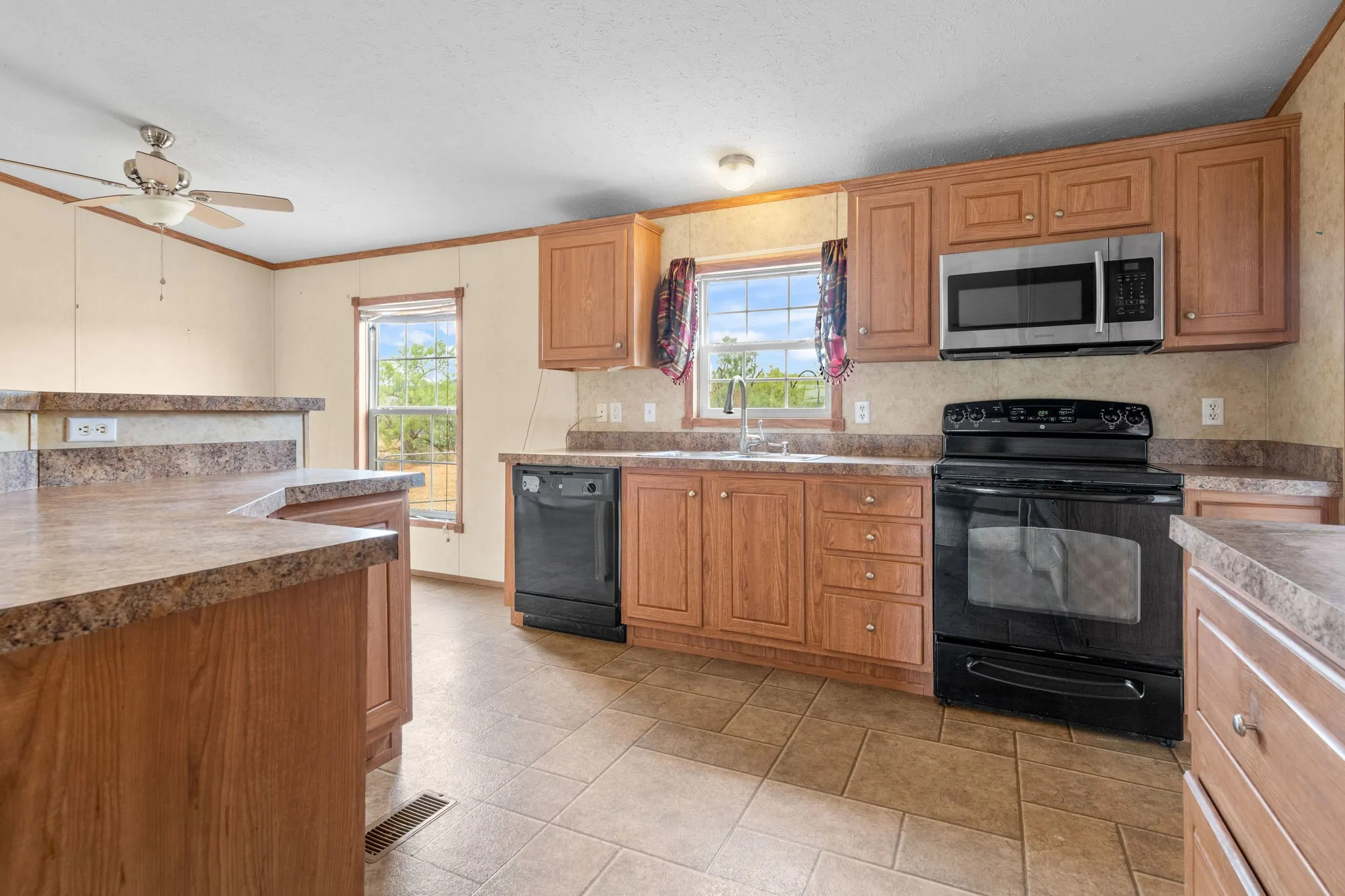 Manufactured Home For Sale in Taylor County , 1309 Warren Street, Buffalo Gap, Texas 79508, 3 Bedroom, 2 Bathroom, Garage spaces, 1,440 Sqft, built in 2008, mls#21399448, Real Estate Agent in Buffalo Gap, Homes For Sale in Taylor county, Homes For Sale in Buffalo Gap, Realtor in Buffalo Gap Texas, Real Estate Brokerage Independent Realty Texas, Luminita Cordes Realtor