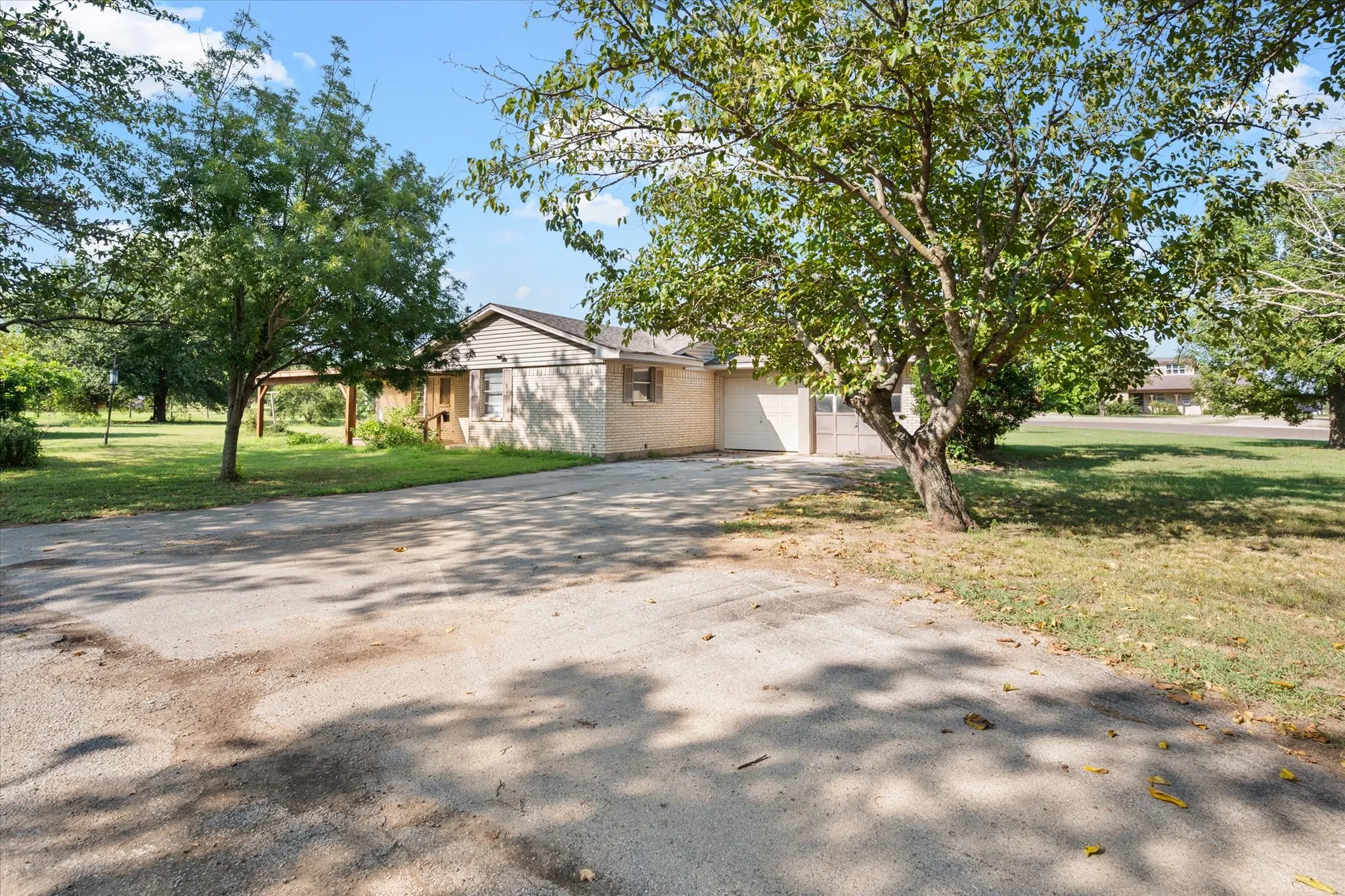 Single Family Residence For Sale in Johnson County , 2920 County Road 531, Burleson, Texas 76028, 3 Bedroom, 2 Bathroom, 2 Garage spaces, 1,368 Sqft, built in 1966, mls#21399447, Real Estate Agent in Burleson, Homes For Sale in Johnson county, Homes For Sale in Burleson, Realtor in Burleson Texas, Real Estate Brokerage Independent Realty Texas, Luminita Cordes Realtor