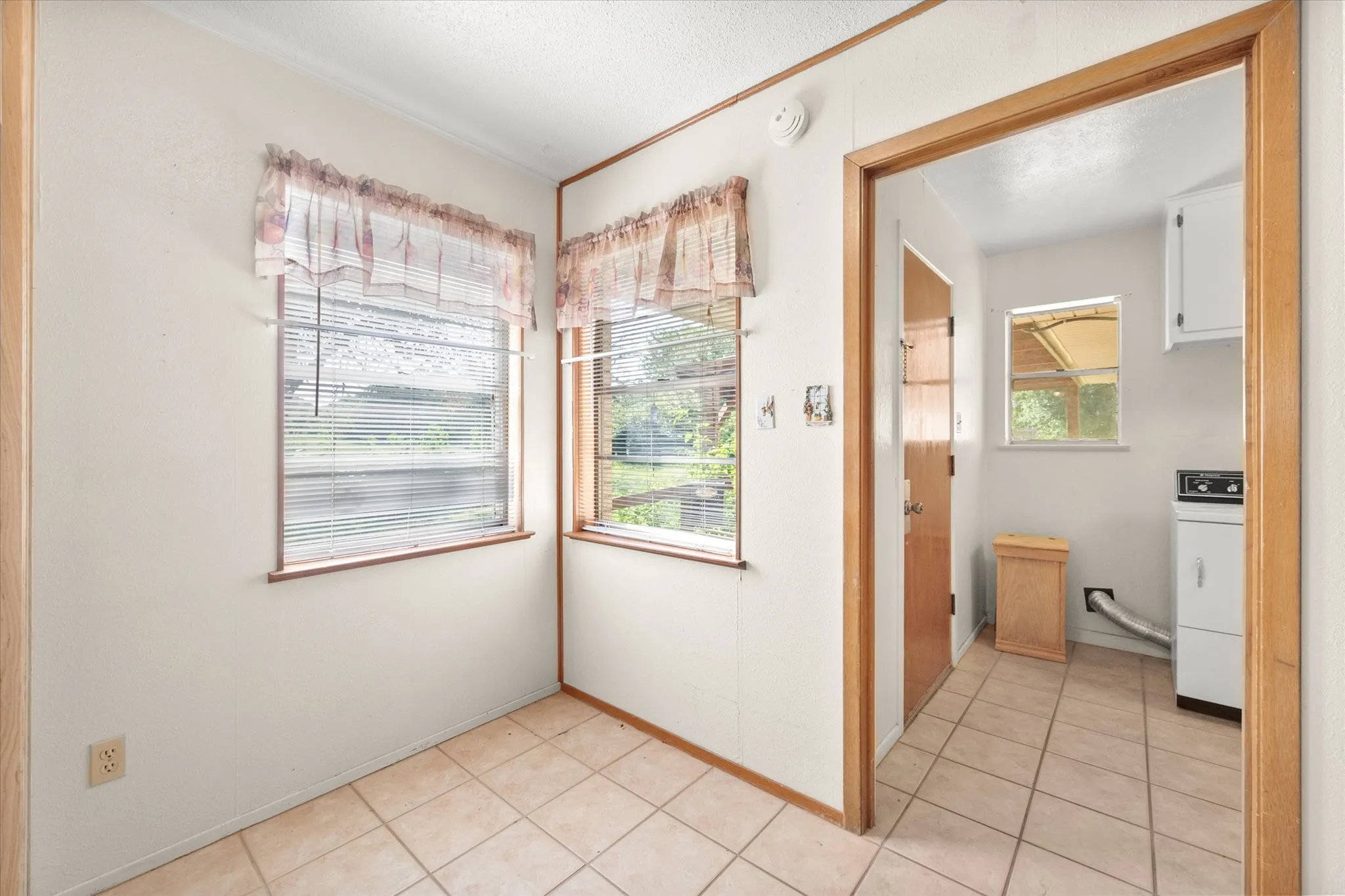 Single Family Residence For Sale in Johnson County , 2920 County Road 531, Burleson, Texas 76028, 3 Bedroom, 2 Bathroom, 2 Garage spaces, 1,368 Sqft, built in 1966, mls#21399447, Real Estate Agent in Burleson, Homes For Sale in Johnson county, Homes For Sale in Burleson, Realtor in Burleson Texas, Real Estate Brokerage Independent Realty Texas, Luminita Cordes Realtor