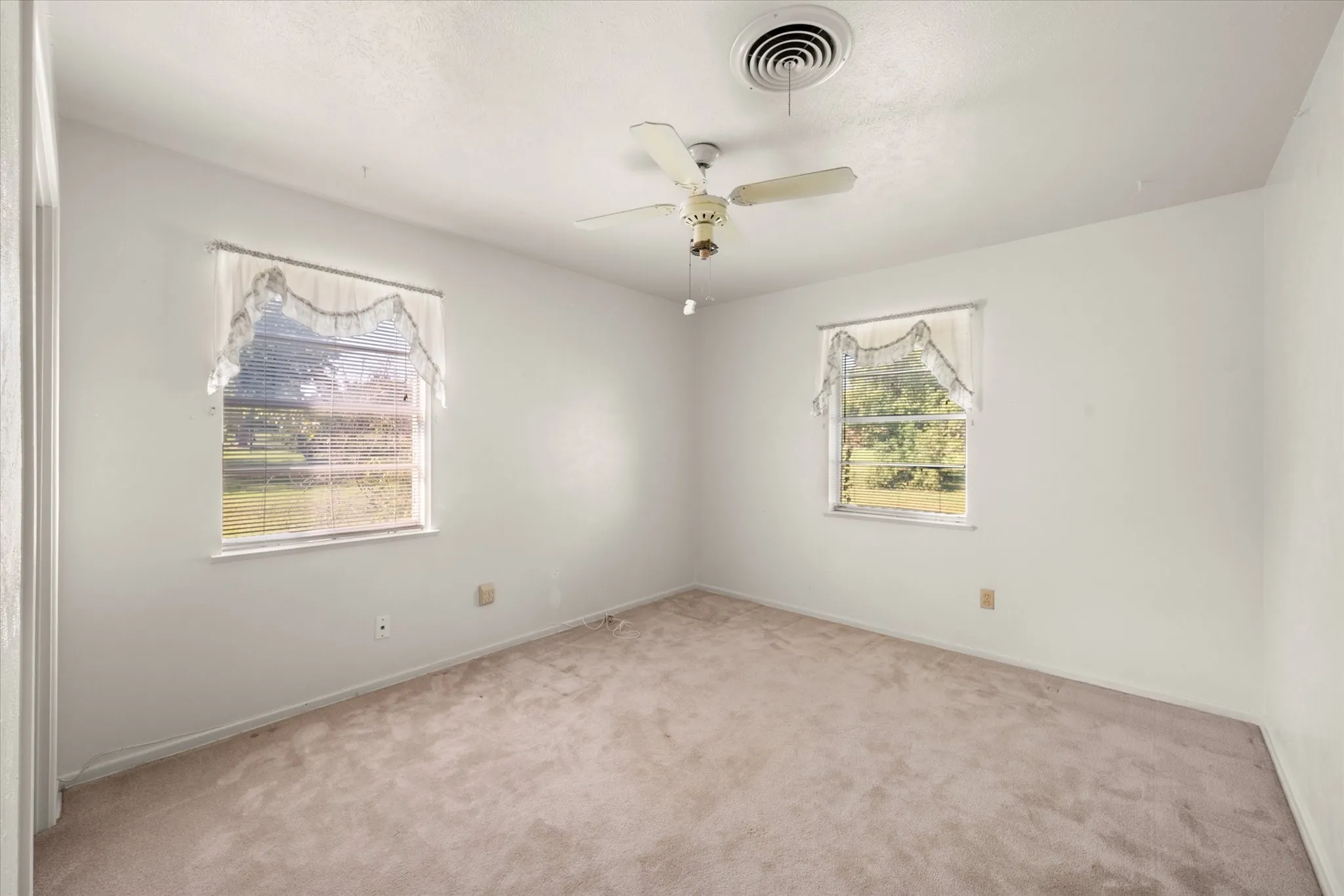 Single Family Residence For Sale in Johnson County , 2920 County Road 531, Burleson, Texas 76028, 3 Bedroom, 2 Bathroom, 2 Garage spaces, 1,368 Sqft, built in 1966, mls#21399447, Real Estate Agent in Burleson, Homes For Sale in Johnson county, Homes For Sale in Burleson, Realtor in Burleson Texas, Real Estate Brokerage Independent Realty Texas, Luminita Cordes Realtor