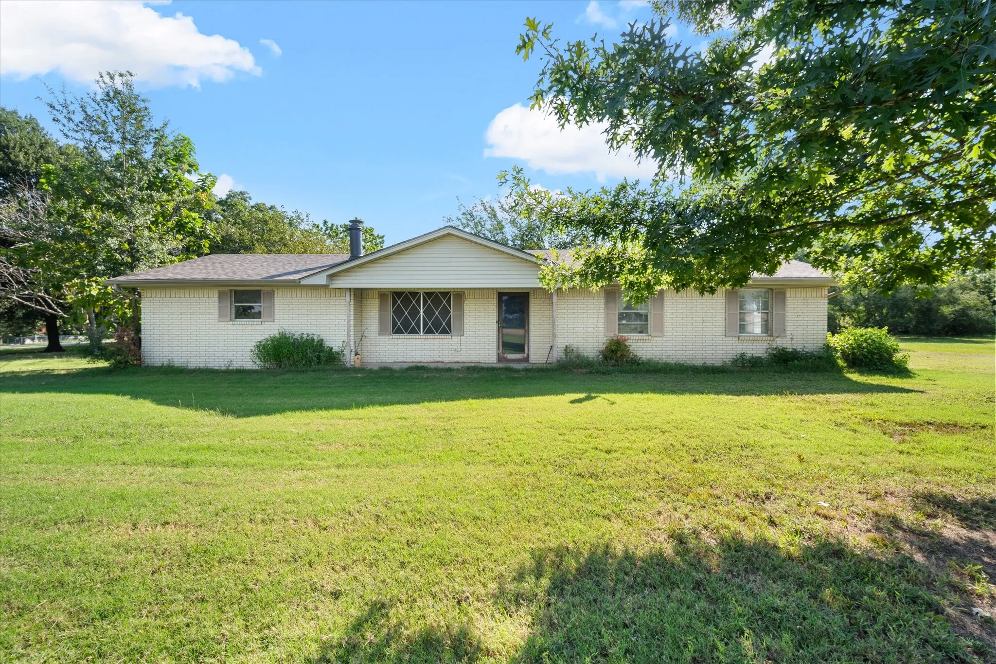Single Family Residence For Sale in Johnson County , 2920 County Road 531, Burleson, Texas 76028, 3 Bedroom, 2 Bathroom, 2 Garage spaces, 1,368 Sqft, built in 1966, mls#21399447, Real Estate Agent in Burleson, Homes For Sale in Johnson county, Homes For Sale in Burleson, Realtor in Burleson Texas, Real Estate Brokerage Independent Realty Texas, Luminita Cordes Realtor