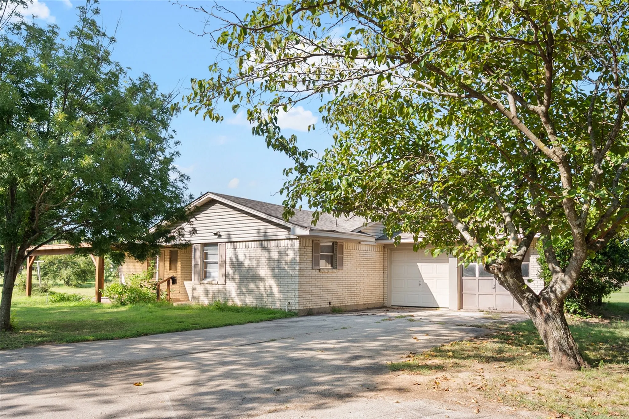 Single Family Residence For Sale in Johnson County , 2920 County Road 531, Burleson, Texas 76028, 3 Bedroom, 2 Bathroom, 2 Garage spaces, 1,368 Sqft, built in 1966, mls#21399447, Real Estate Agent in Burleson, Homes For Sale in Johnson county, Homes For Sale in Burleson, Realtor in Burleson Texas, Real Estate Brokerage Independent Realty Texas, Luminita Cordes Realtor