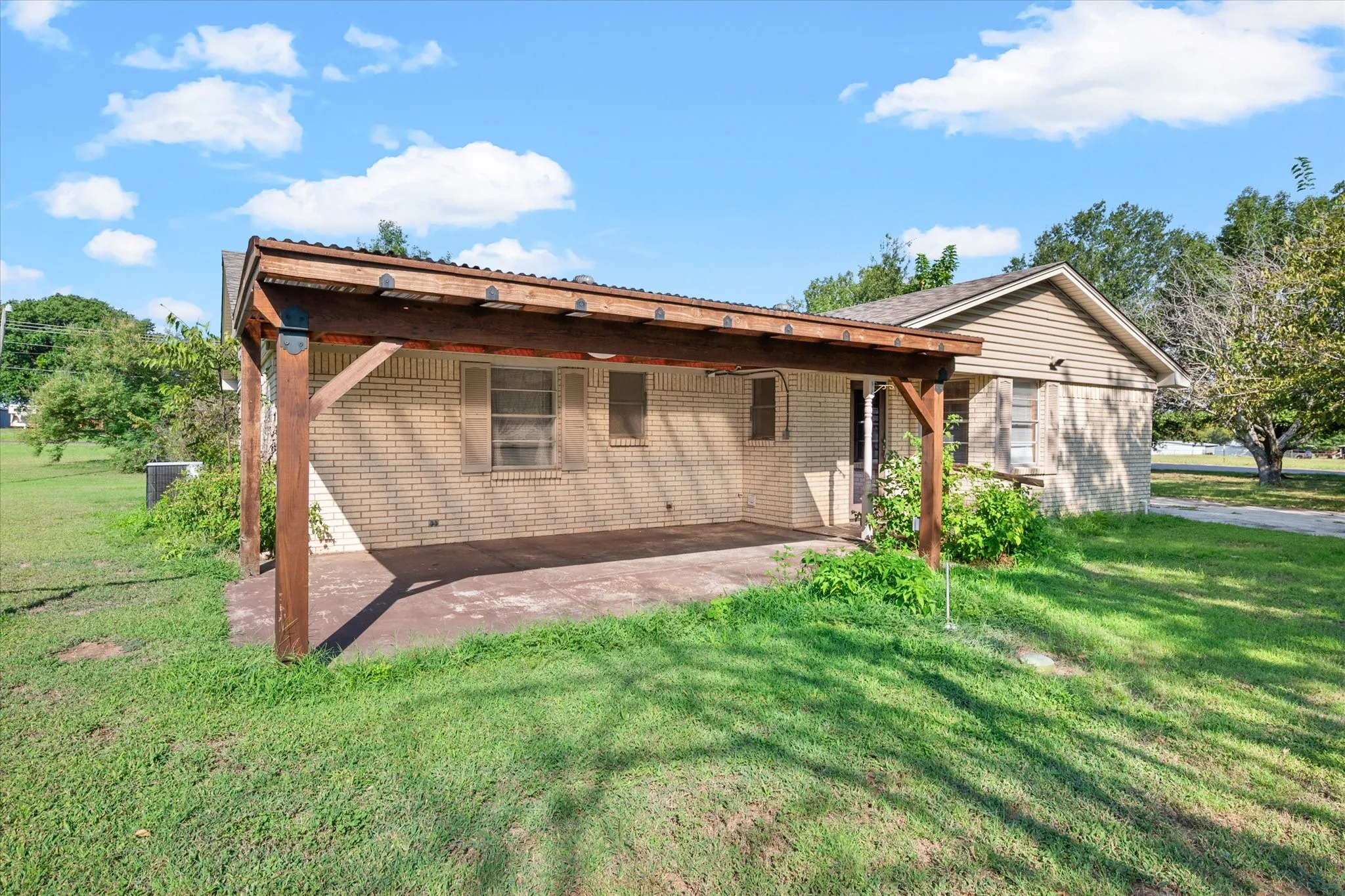 Single Family Residence For Sale in Johnson County , 2920 County Road 531, Burleson, Texas 76028, 3 Bedroom, 2 Bathroom, 2 Garage spaces, 1,368 Sqft, built in 1966, mls#21399447, Real Estate Agent in Burleson, Homes For Sale in Johnson county, Homes For Sale in Burleson, Realtor in Burleson Texas, Real Estate Brokerage Independent Realty Texas, Luminita Cordes Realtor